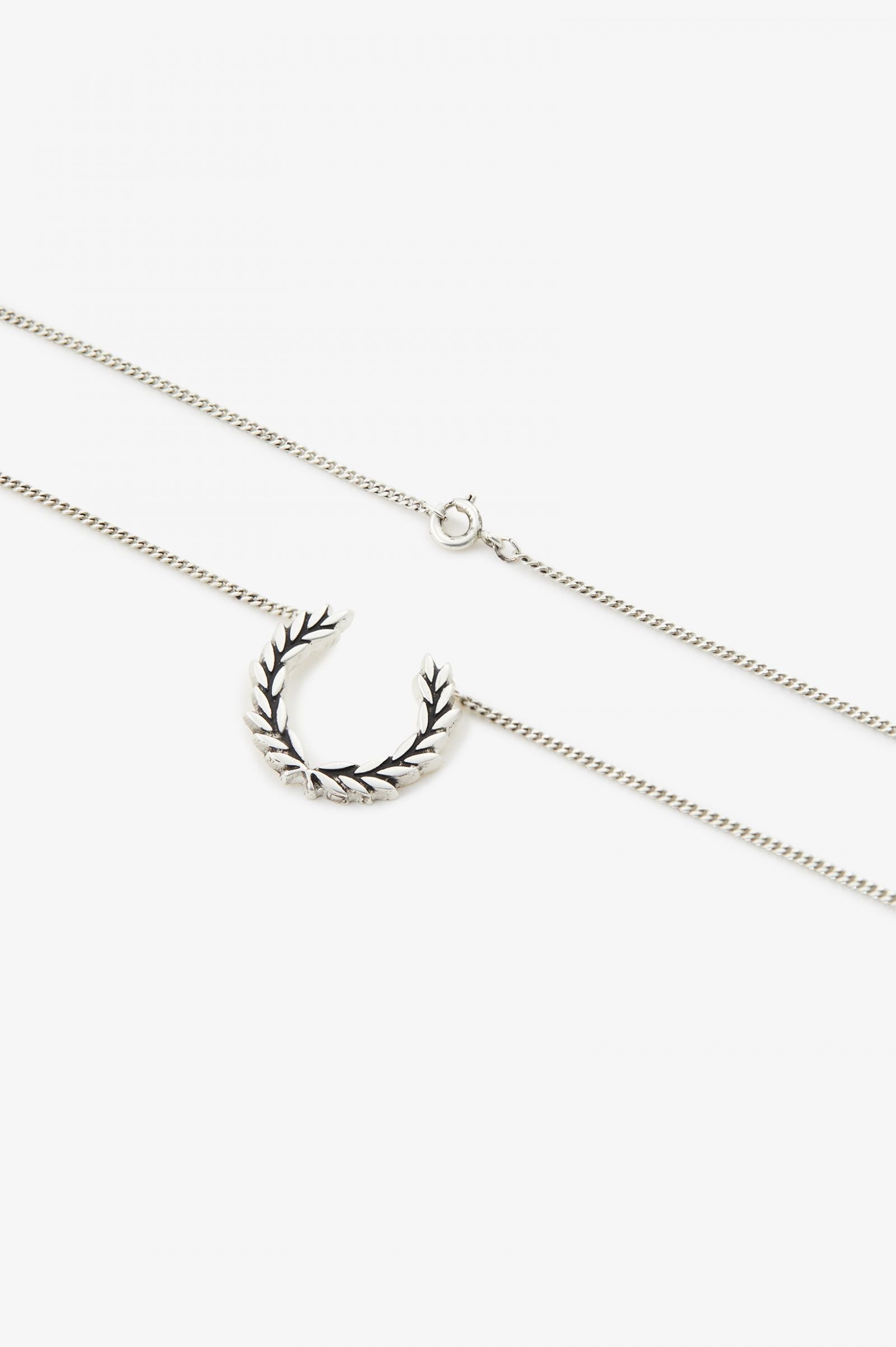 Fred Perry Laurel Wreath Necklace - Classic Gold & Silver Vintage Style Pendant for Men & Women - Perfect for Casual Wear, Parties & Gifts