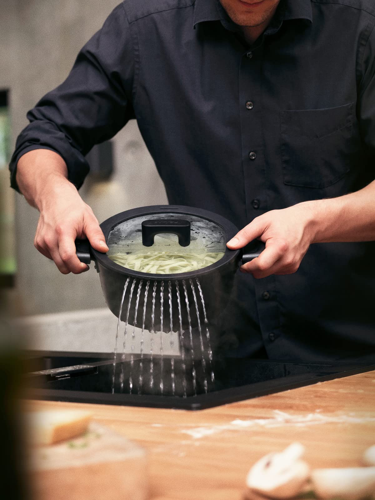 Fiskars 1052228 5-Liter Casserole Dish - 26 cm Diameter, Aluminum/Plastic Construction - Scratch-Resistant, Non-Stick Coating - Compatible with All Hob Types - Perfect for Baking, Roasting & Serving Dishes