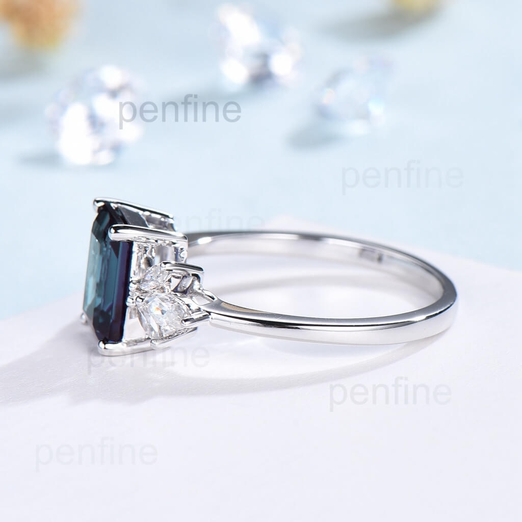 Vintage Alexandrite Engagement Ring for Women - Emerald Cut Gemstone Wedding Band - Perfect for Proposals, Anniversaries & Special Occasions