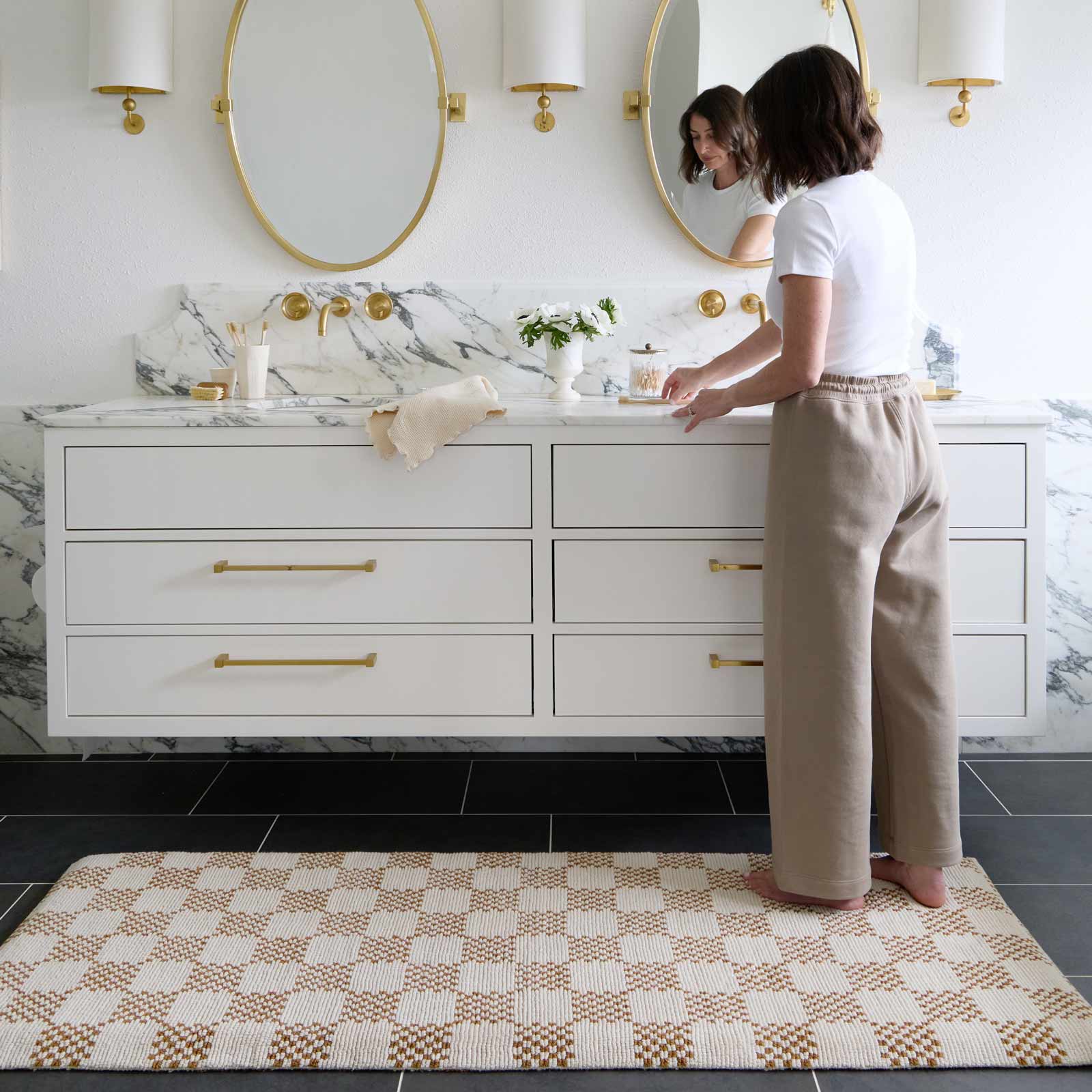 Soft Non-Slip Bathroom Rug with Checkered Pattern - Absorbent, Quick-Dry Shower Mat for Bathroom Floor Safety & Comfort - Perfect for Bathroom, Shower, and Vanity Areas