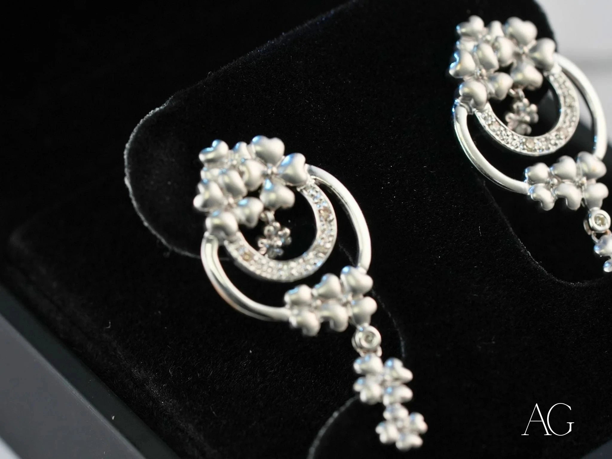 18K Gold Diamond Earrings for Women - Elegant Floral Design Stud Earrings - Perfect for Weddings, Parties & Special Occasions