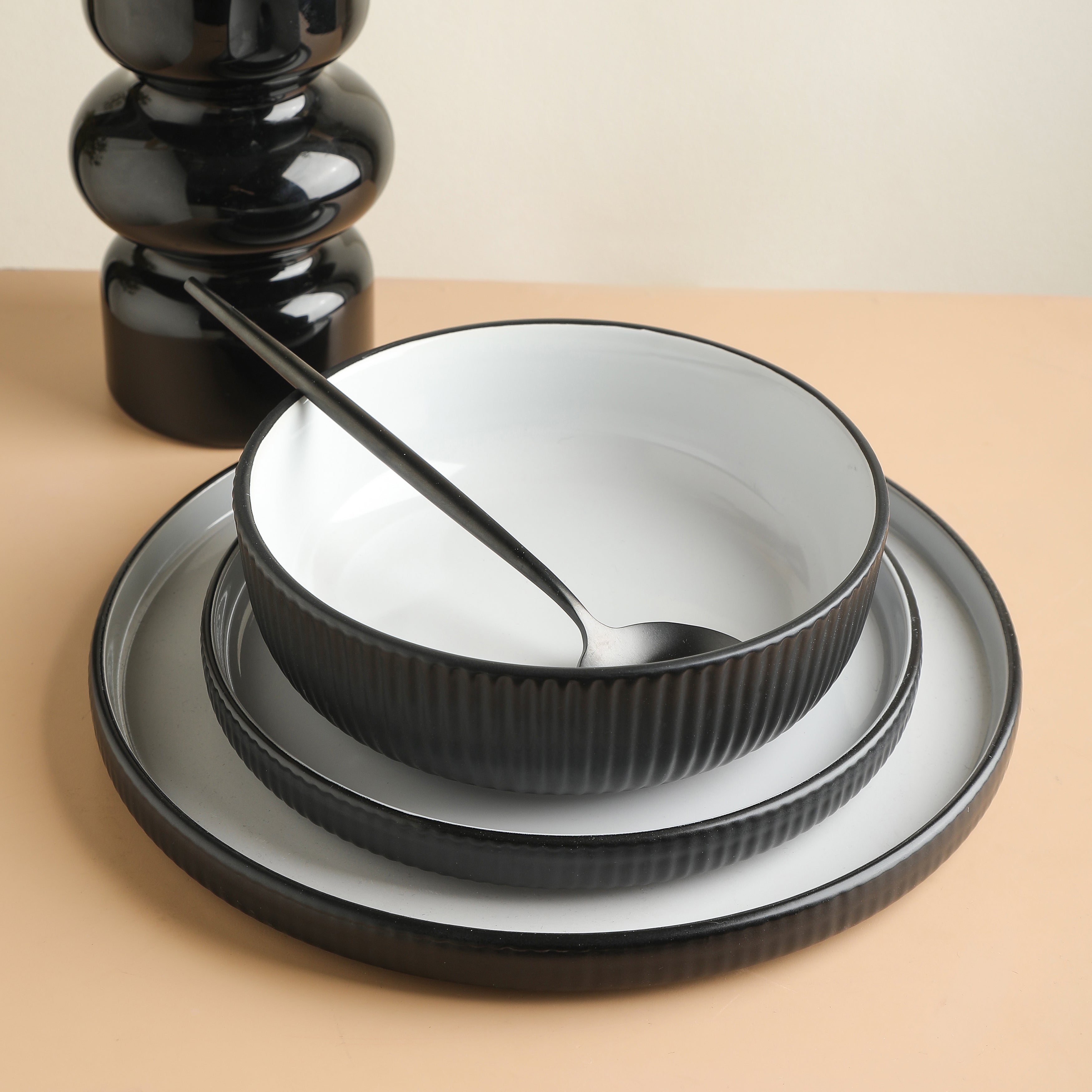 Premium Laro Stoneware Dinnerware Set - 16-Piece Black Porcelain Dinner Plates, Bowls & Mugs - Elegant & Durable for Everyday Use, Dinner Parties & Restaurant Serving