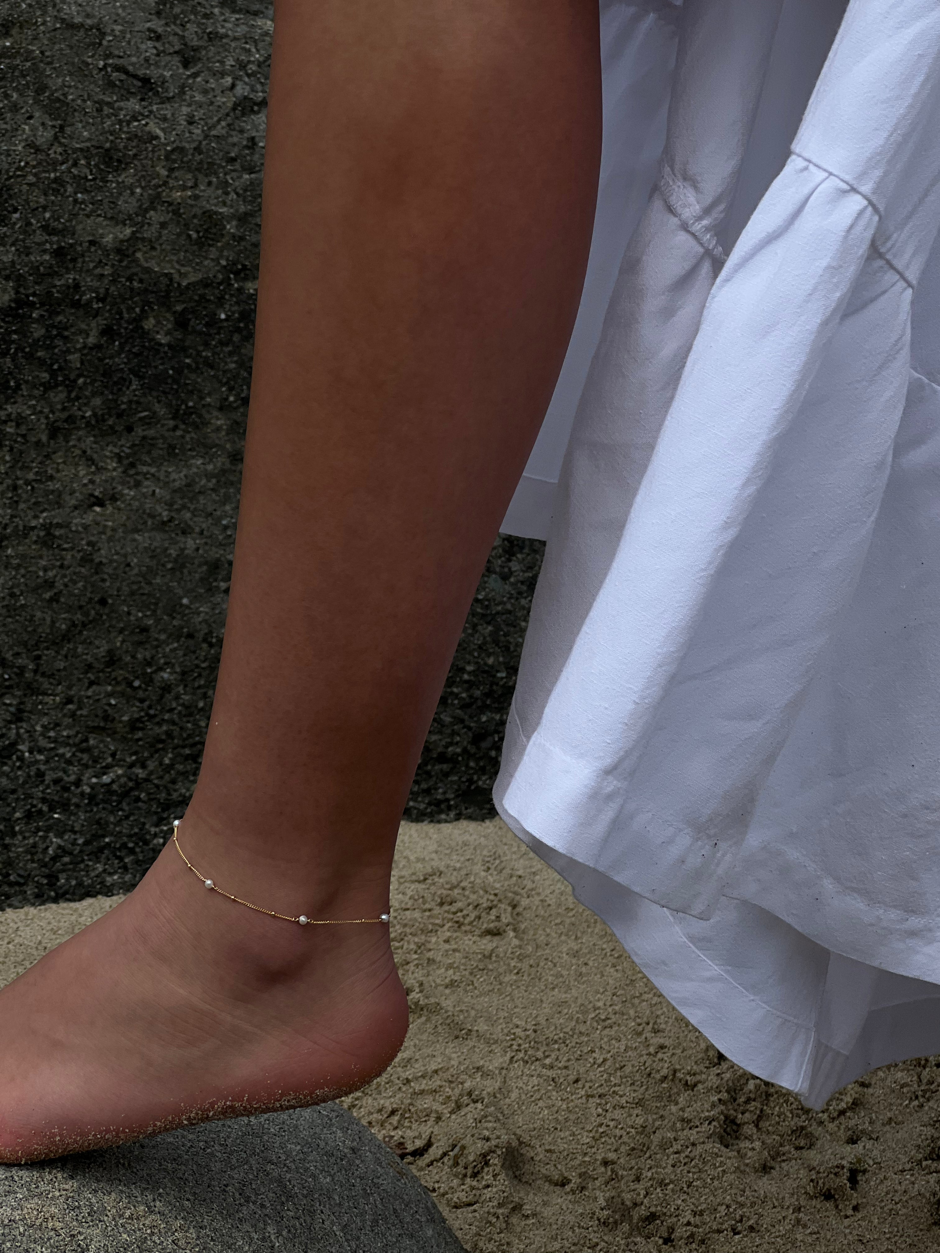 Wholesale Luna Anklet - Elegant Moon Charm Ankle Bracelet for Women - Perfect for Beach, Boho Fashion & Summer Outfits
