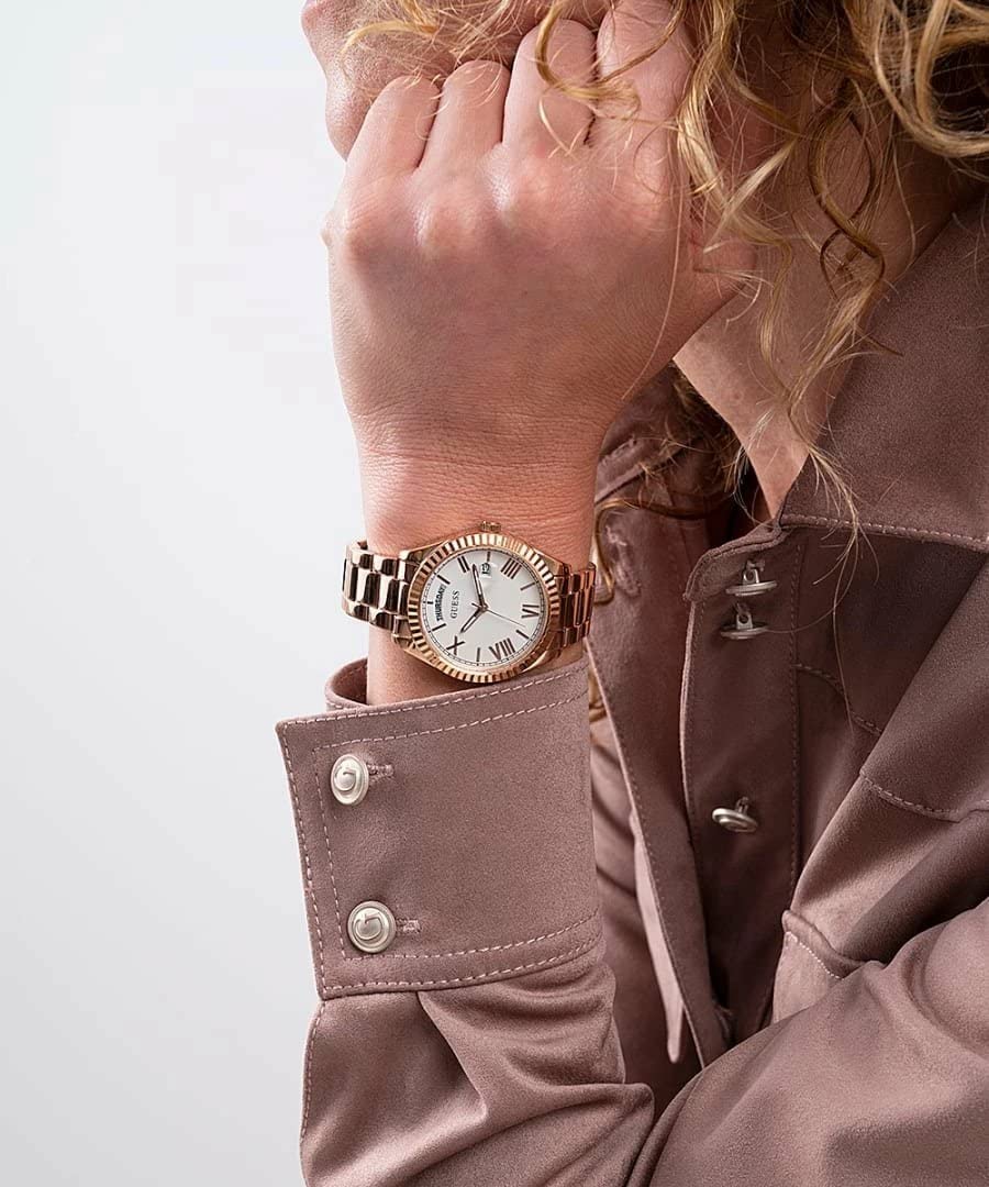 GUESS Coin Edge Bracelet Watch for Women - Stainless Steel Fashion Watch with Coin Edge Design, Water Resistant, Perfect for Casual Wear & Office Style