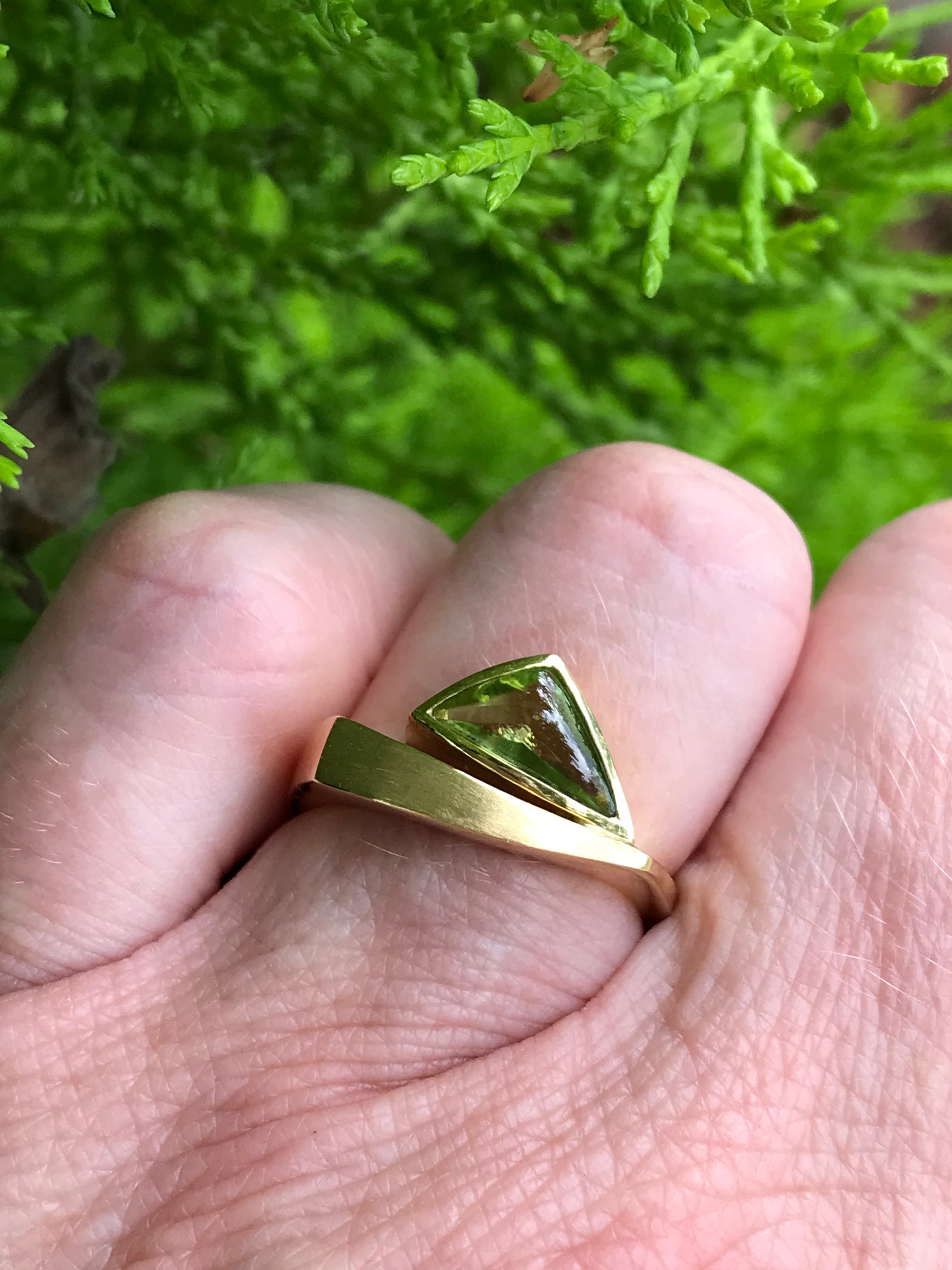 18ct Yellow Gold Triangular Peridot Ring for Women - Elegant Green Gemstone Jewelry for Engagement, Anniversary & Special Occasions