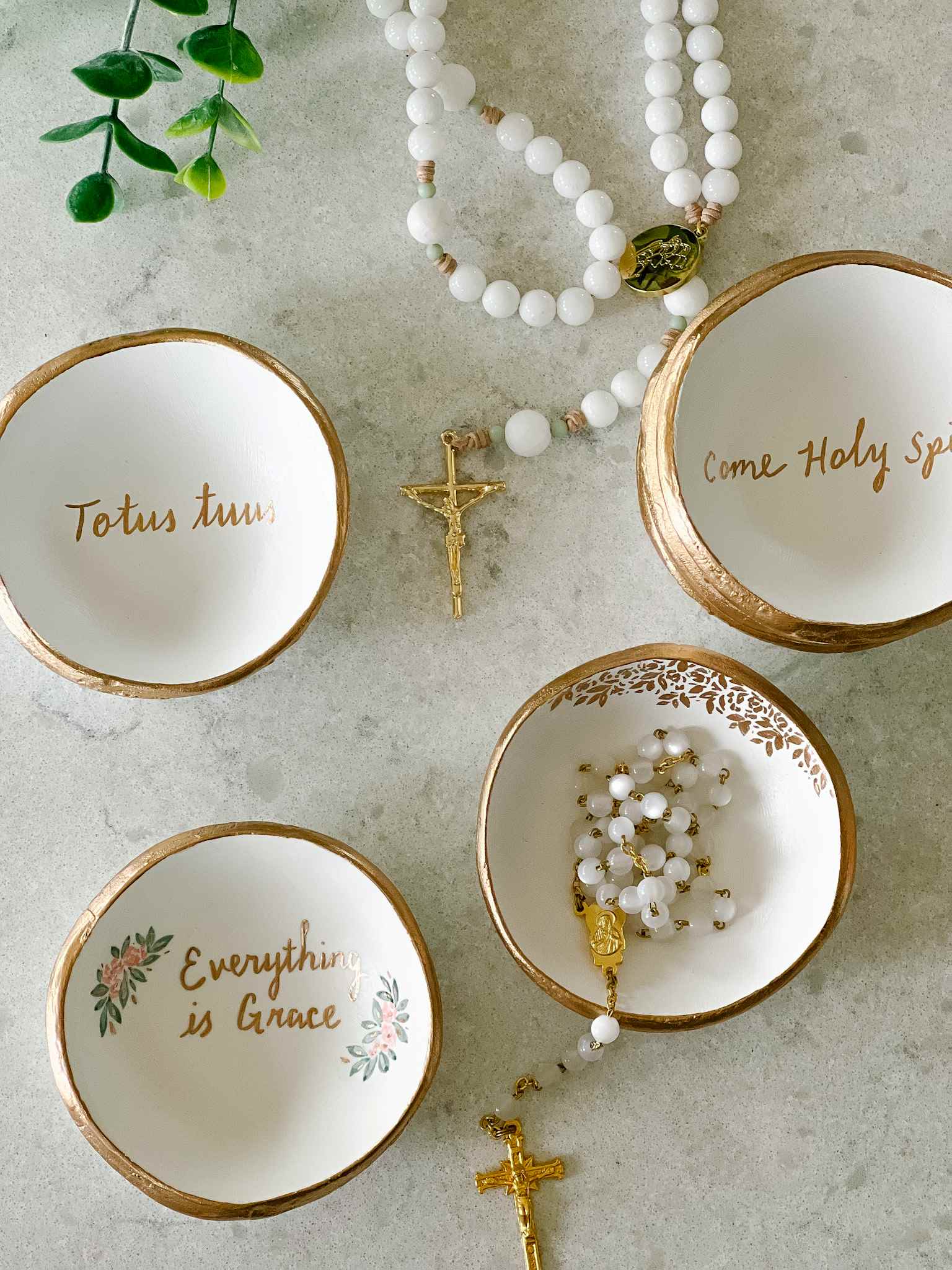 Totus Tuus Rosary Dish - Elegant Religious Home Decor for Prayer & Meditation | Perfect for Church, Gifts & Personal Devotion