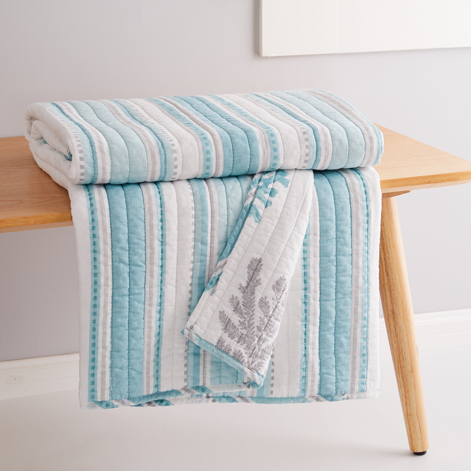 Stylish Cape Coral Stripe Quilted Throw Blanket - Soft & Cozy Bedspread for Couch, Sofa, or Bed - Perfect for Home Decor, Living Room, and Gift Giving