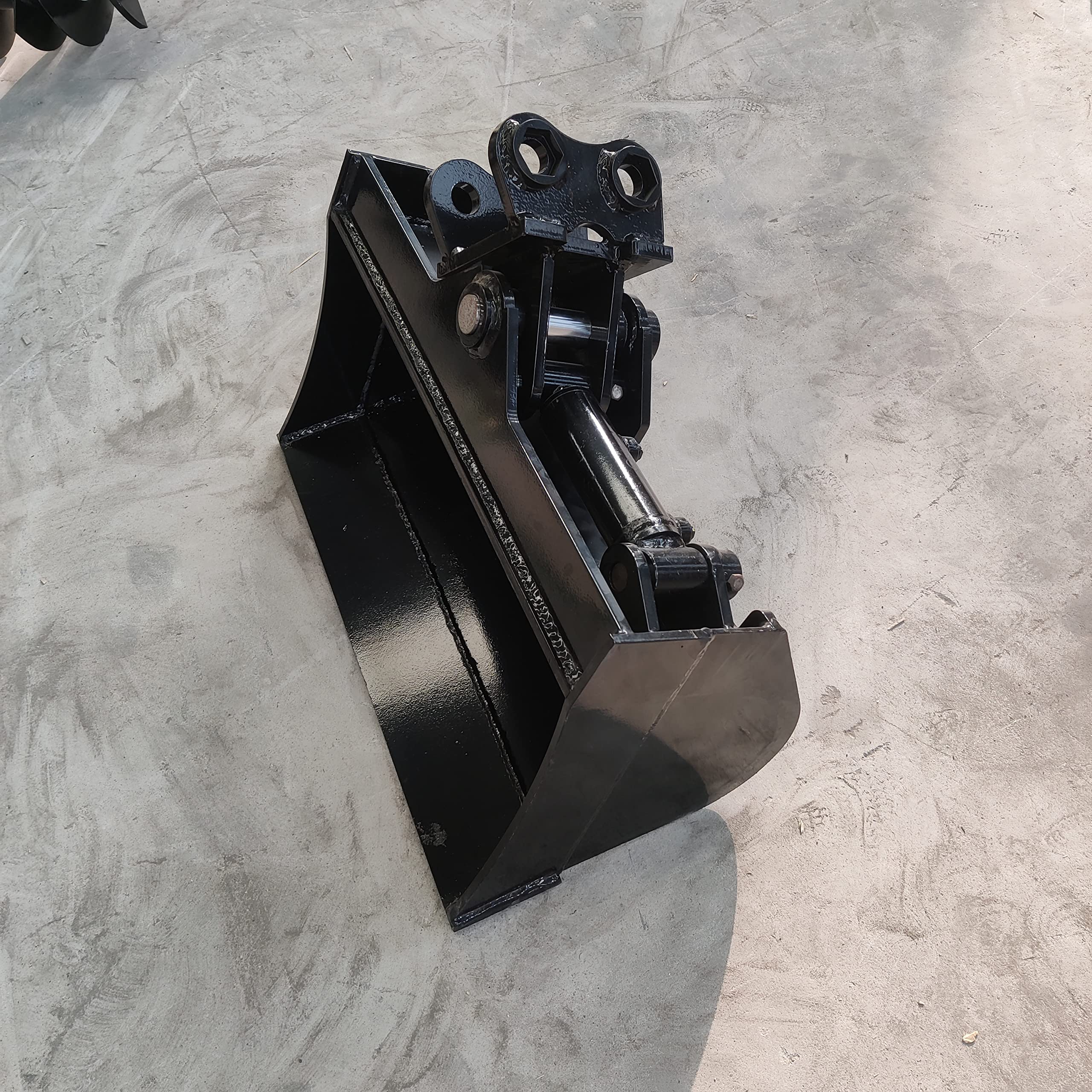 TYPHON 600mm Tilting Bucket Attachment for Mini Excavators - Heavy Duty Excavator Bucket for TYPHON Machinery - Perfect for Landscaping, Trenching & Construction Projects