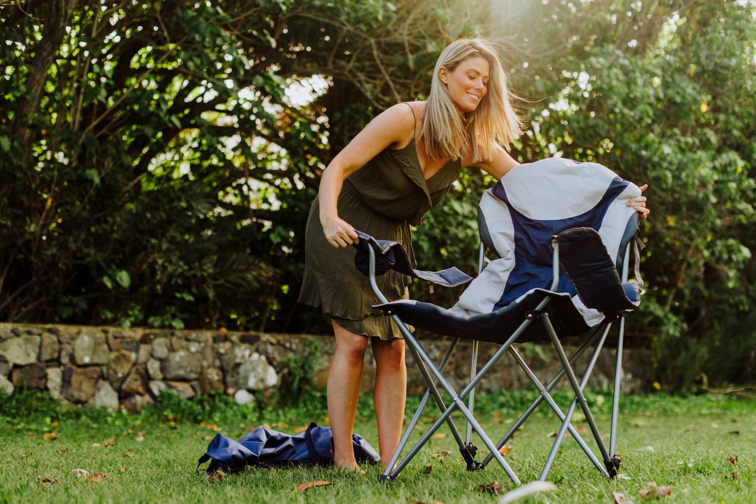 PICNIC TIME NCAA Arkansas Razorbacks Reclining Camping Chair - Portable Folding Beach Chair for Adults with Carry Bag - Perfect for Tailgating, Camping, Beach & Outdoor Events