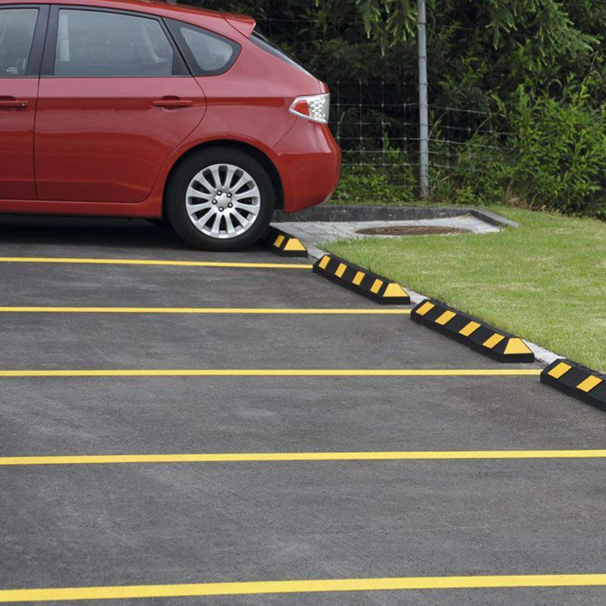 Heavy Duty Rubber Parking Curb with High Reflective Yellow Safety Stripes - Durable Wheel Stop for Driveways, Garages & Parking Lots | Perfect for Traffic Control & Vehicle Safety