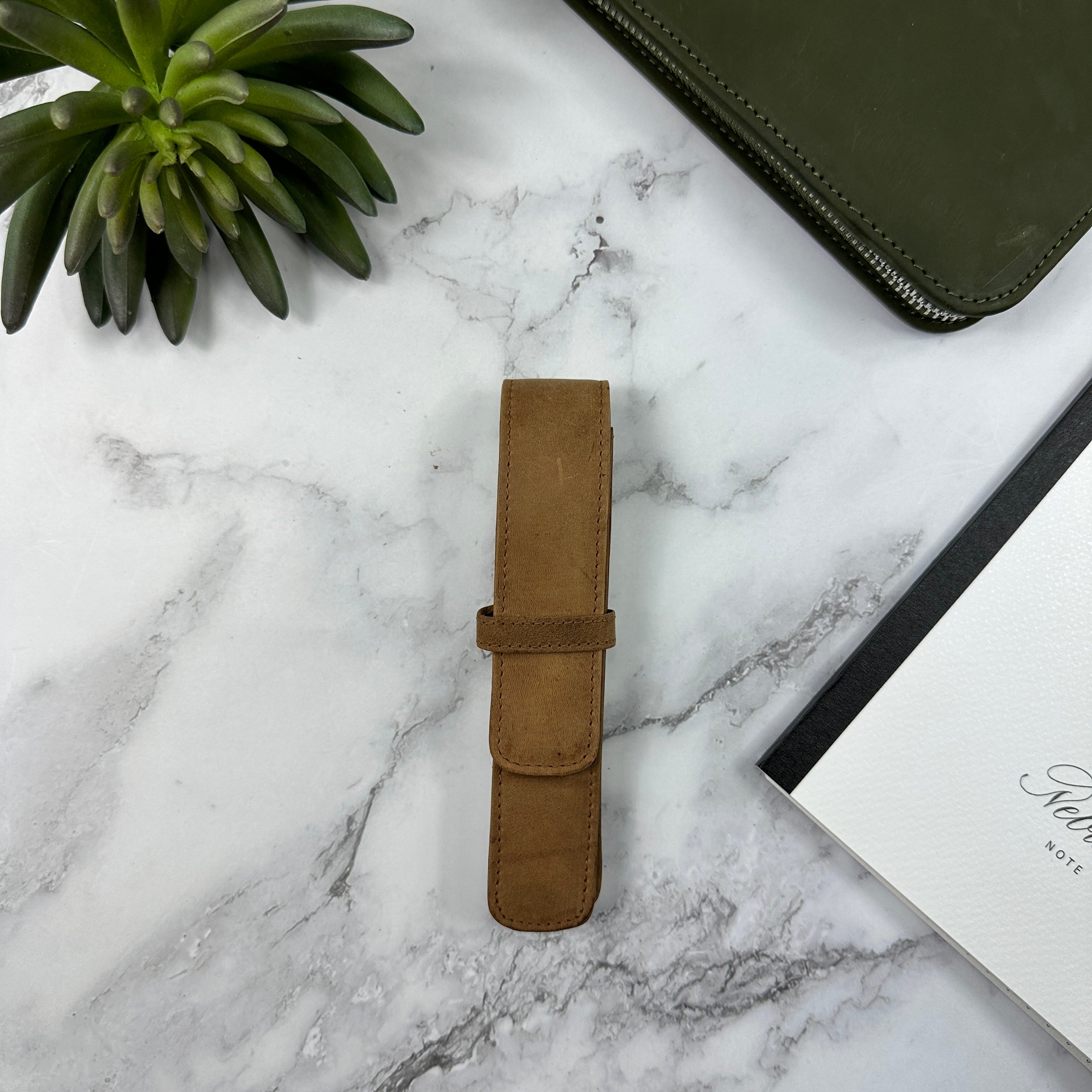 Premium Girologio Single Pen Case in Saddle Tan - Leather Pen Holder for Fountain Pens, Ballpoints & Rollerballs - Perfect for Office, School & Travel Accessories