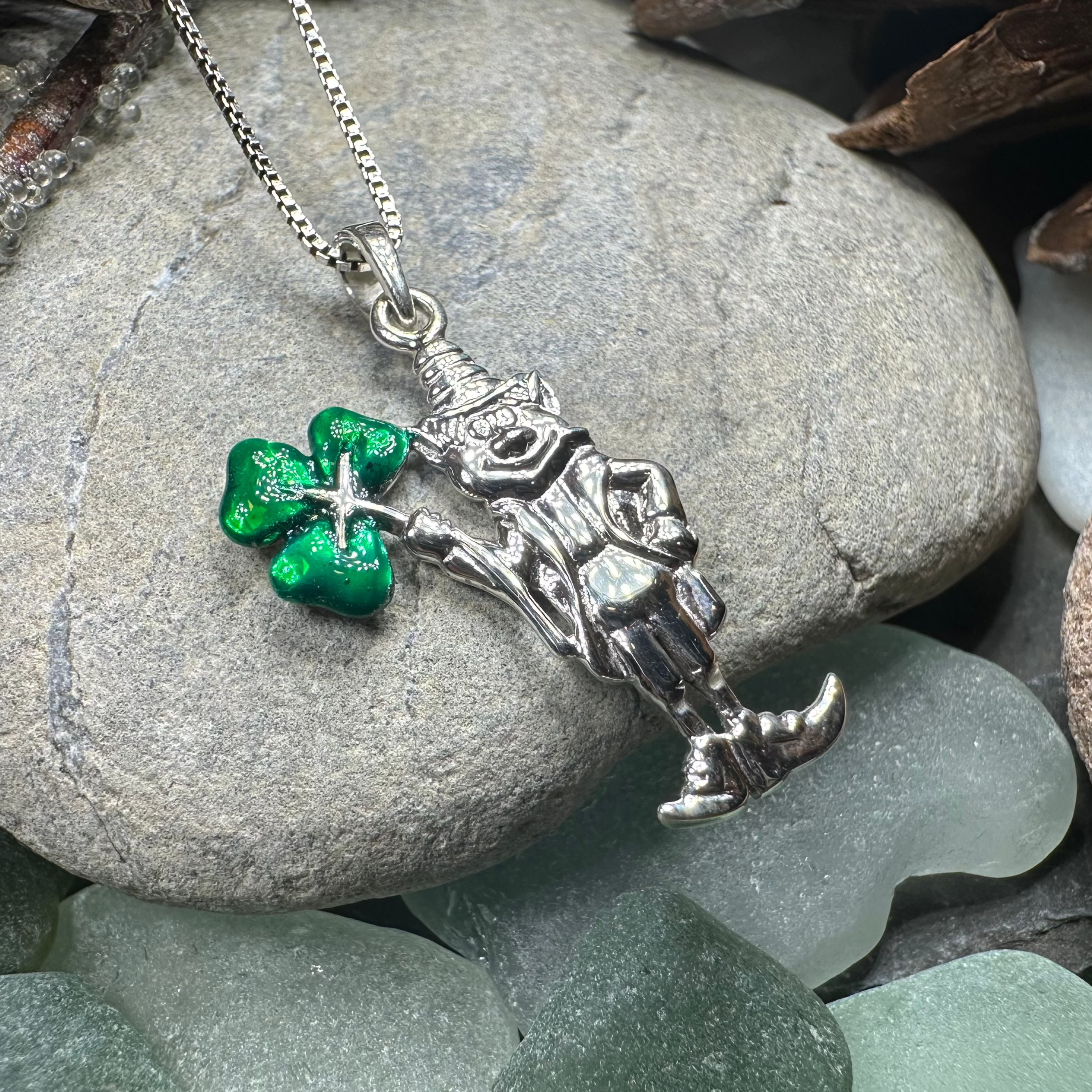 Celtic Leprechaun Shamrock Necklace - Irish Clover Pendant for St. Patrick's Day - Perfect for Parties, Gifts & Irish Pride