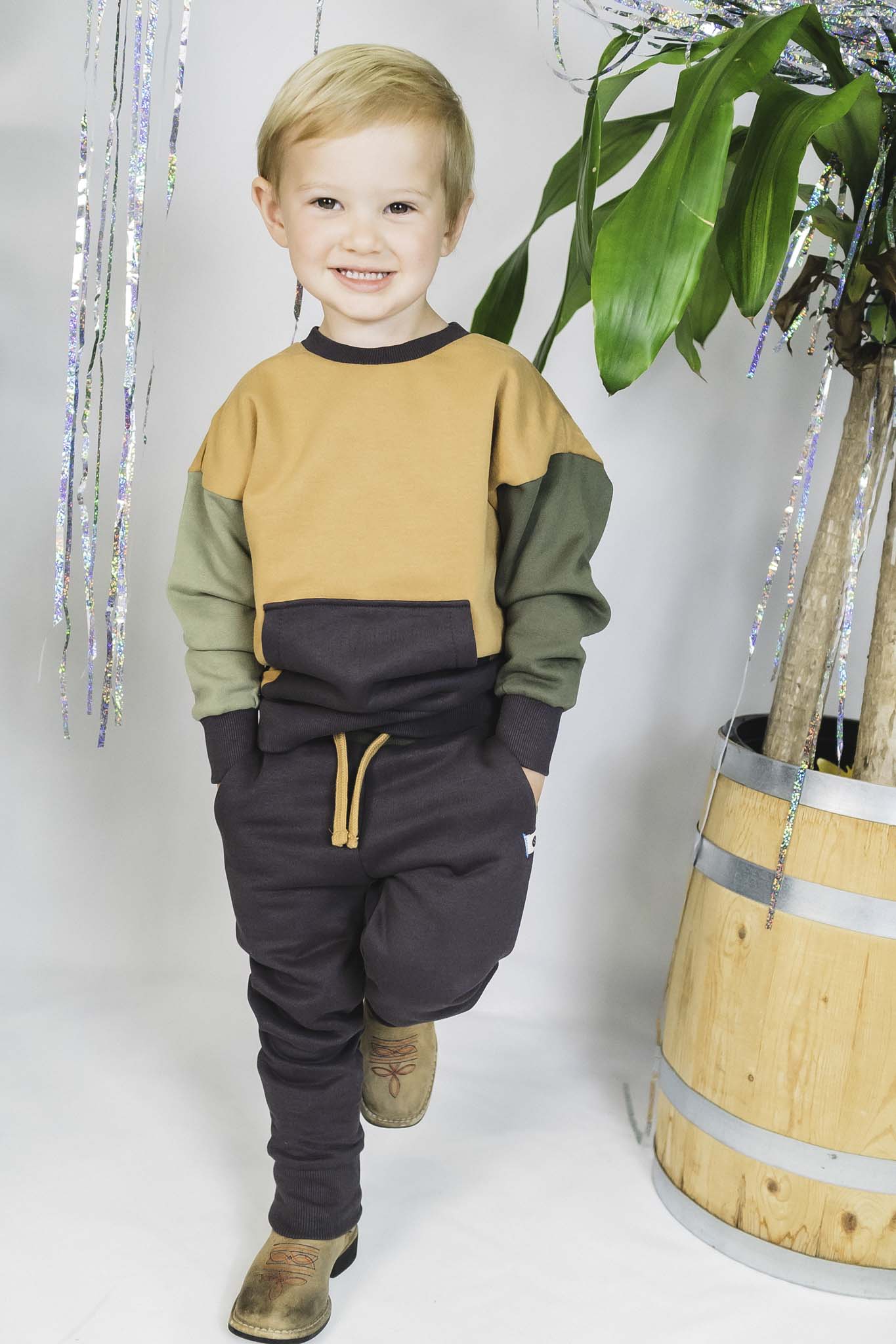 Stylish Boys' Color Block Crewneck Sweatshirt - Trendy Casual Wear for School & Play | Comfortable & Fashionable Kids' Top