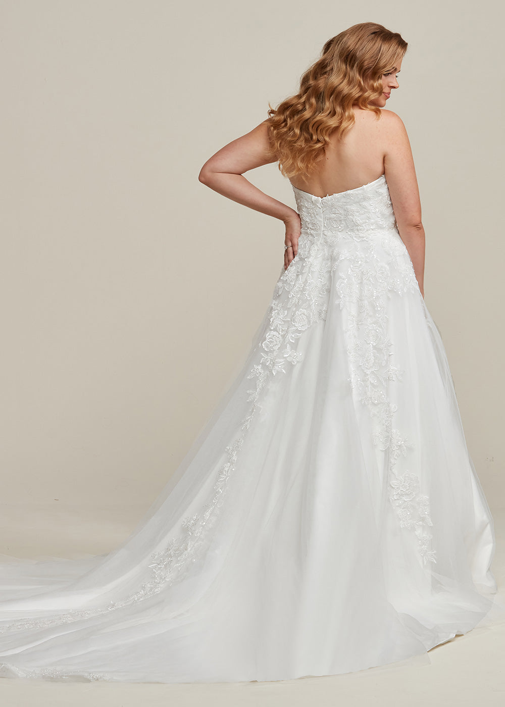 Elegant London Strapless Sweetheart Lace and Tulle Ball Gown Wedding Dress for Brides - Perfect for Formal Events, Prom, and Evening Galas
