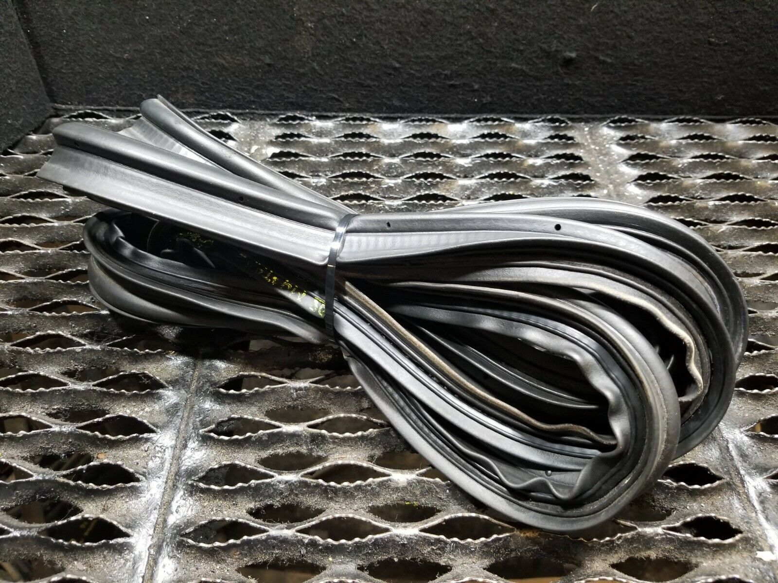 2005-2009 Ford Mustang Convertible Trunk Weatherstrip Seal OEM Replacement - Perfect for Leak Protection & Weatherproofing Your Mustang's Trunk
