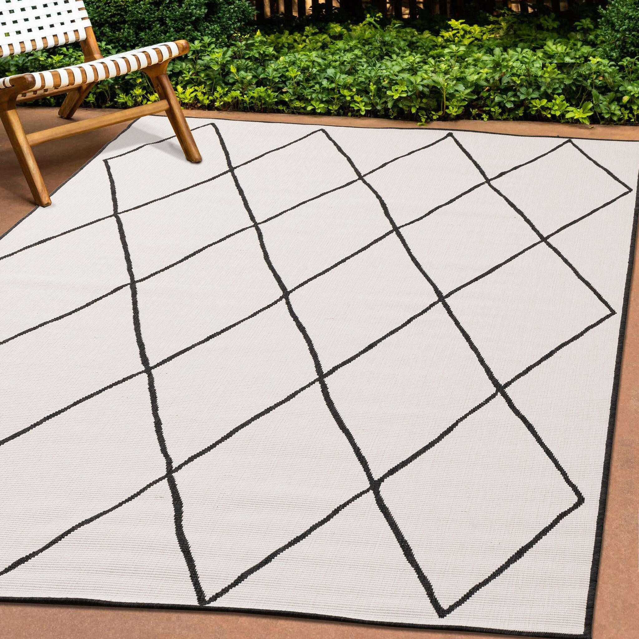 Bristol 6'7 x 9'6 Reversible Trellis Area Rug - White & Black Geometric Pattern - Perfect for Living Room, Bedroom or Office Decor