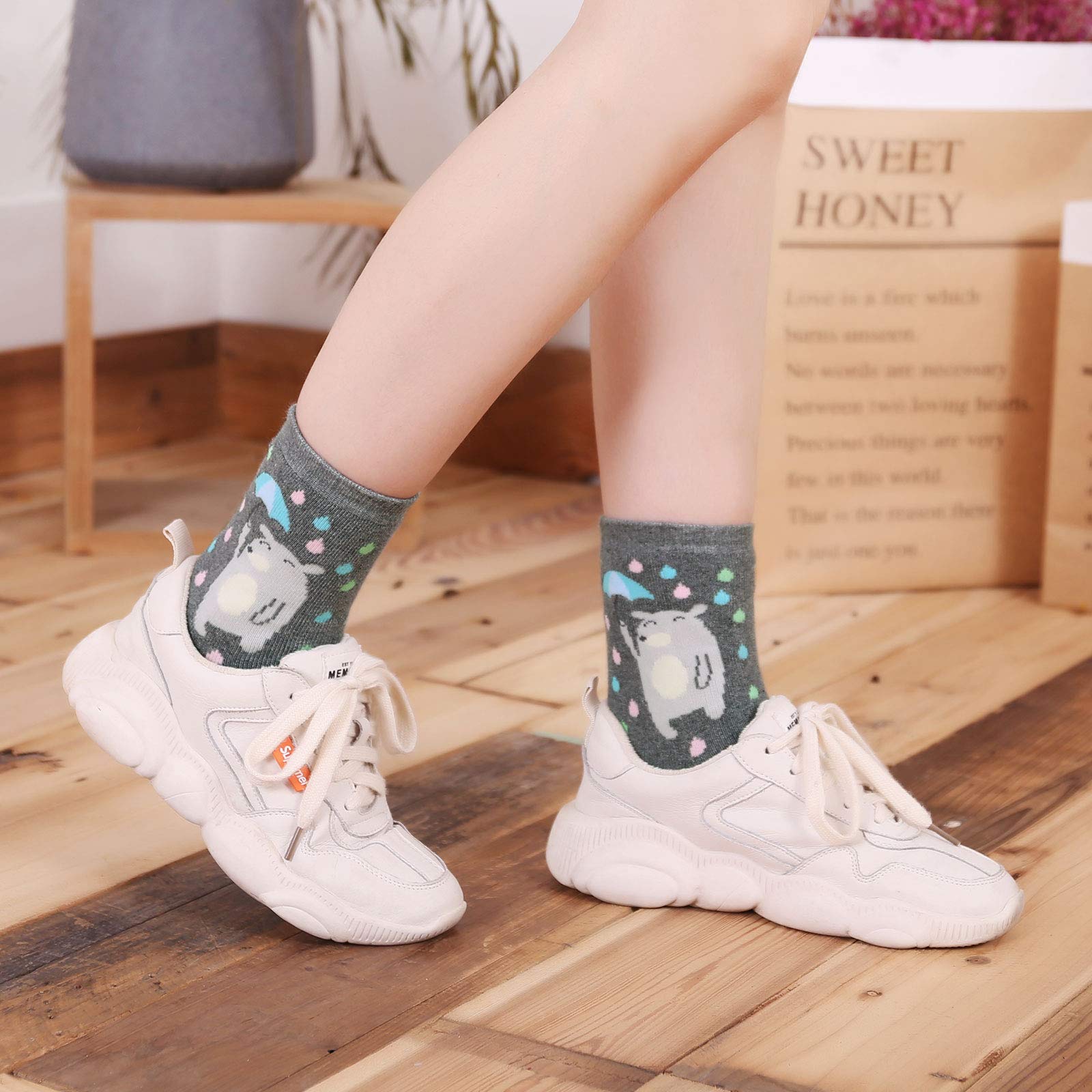 PUTUO Women's Thermal Socks - 5 Pairs Warm Winter Socks with Animal Patterns for Home & Outdoor