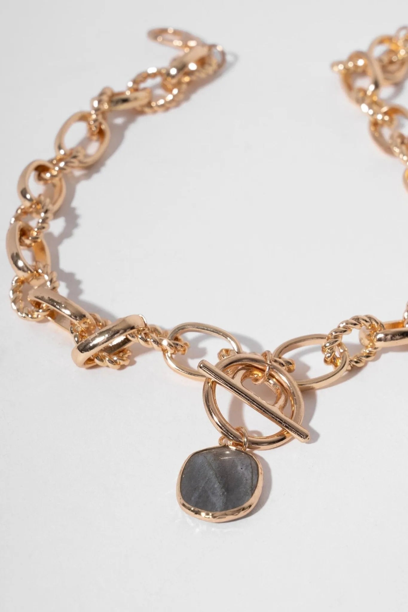 Chunky Chain Link Pendant Necklace for Women - Trendy Layered Statement Jewelry - Perfect for Casual Outfits, Date Nights & Special Occasions