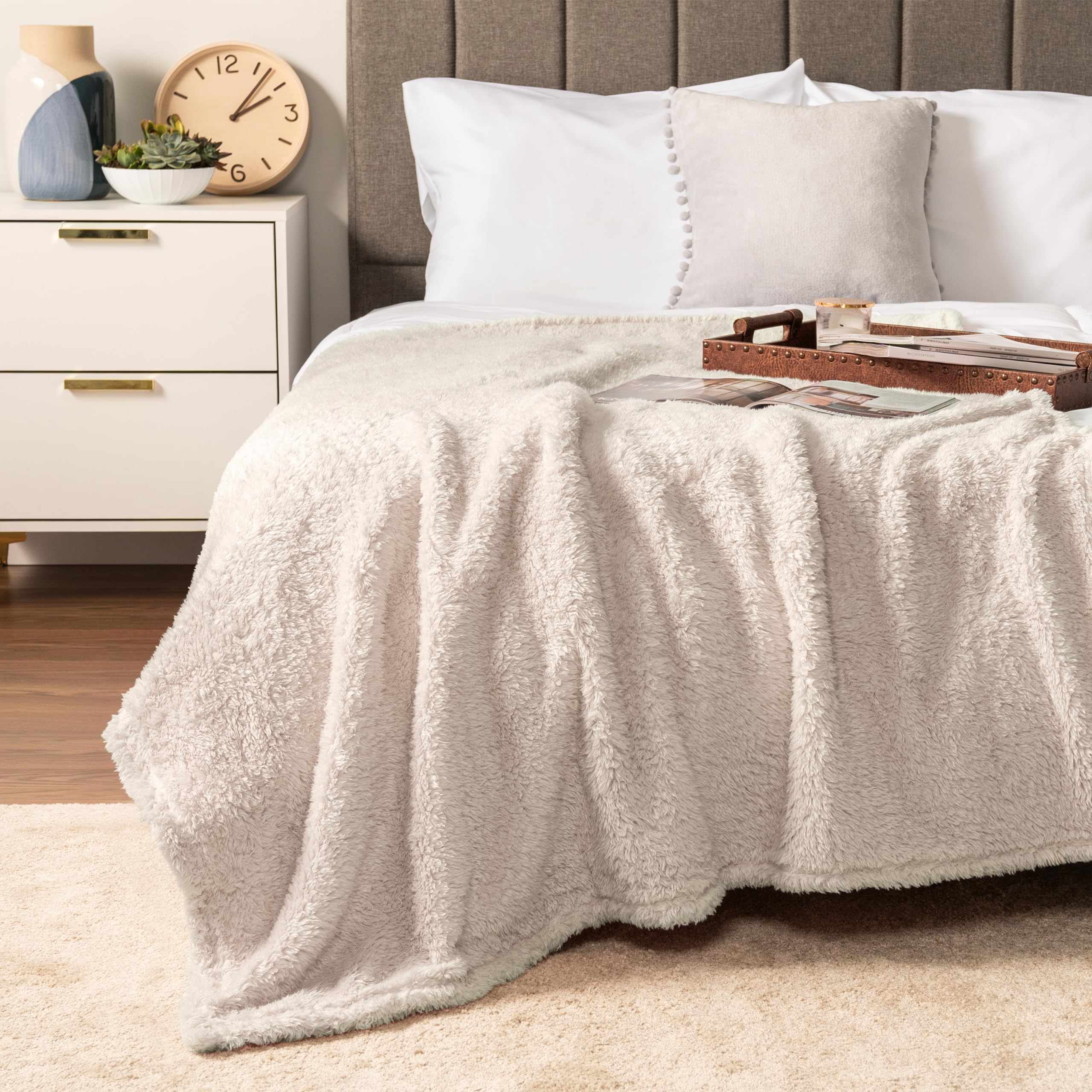 PAVILIA Sherpa Queen Size Bed Blanket - Ultra Soft Plush Fleece Blanket in Cream Beige | 90x90 Inches Lightweight Microfiber All-Season Blanket for Couch, Bedroom & Travel | Cozy Warm Throw for Winter Nights & Home Decor