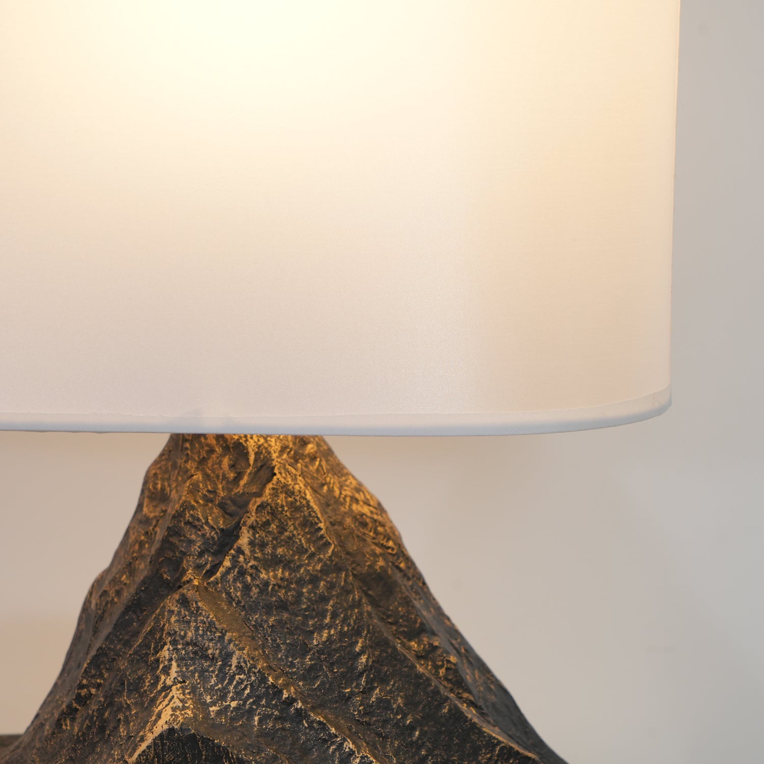 Modern Landscape Table Lamp - Elegant Home & Office Decor for Bedroom, Living Room, and Study - Perfect for Reading, Working, and Relaxing