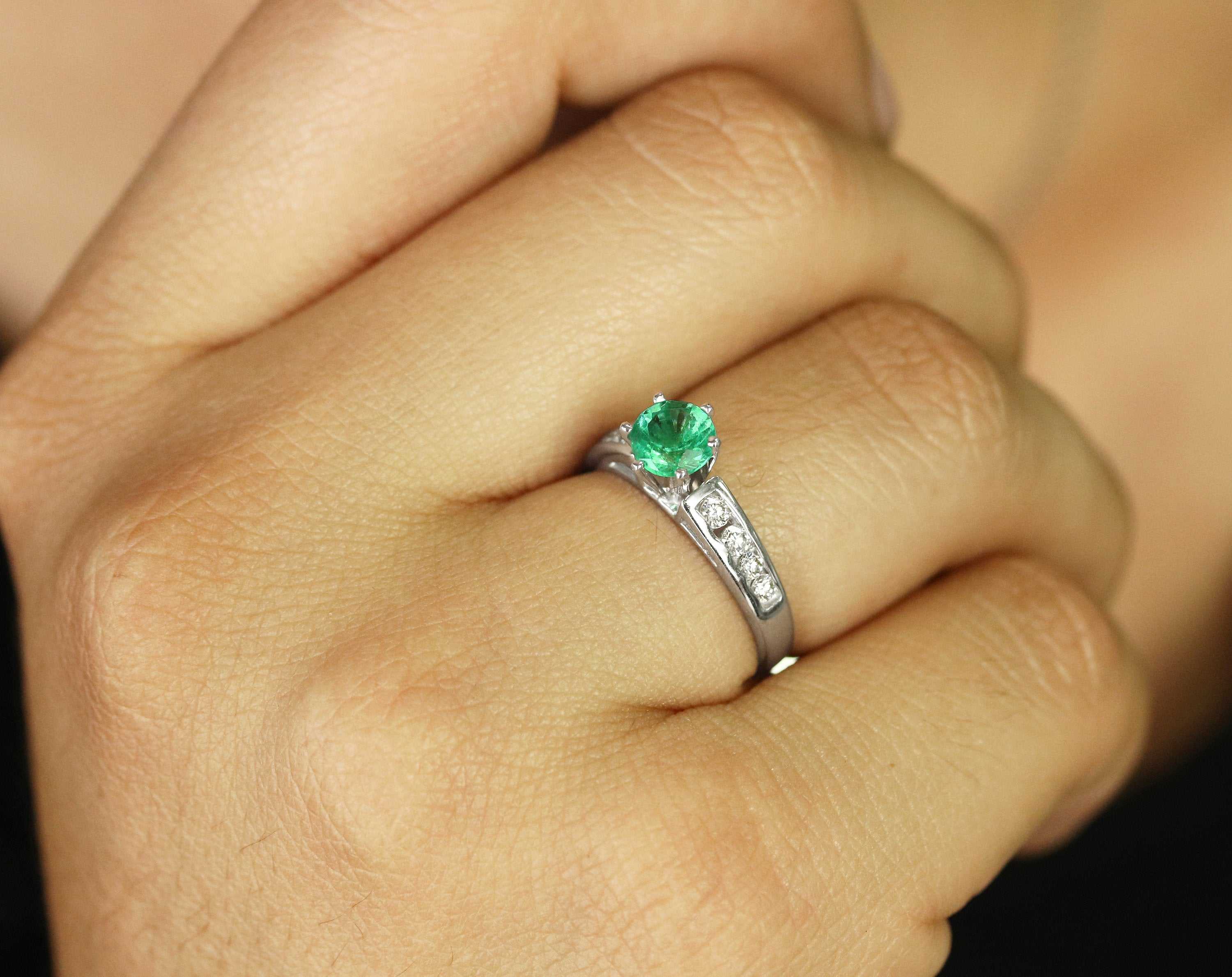 1.0tcw Round Brazilian Emerald & Diamond Engagement Ring for Women - Elegant Wedding, Proposal, Anniversary Gift - Perfect for Bridal, Evening Wear & Special Occasions