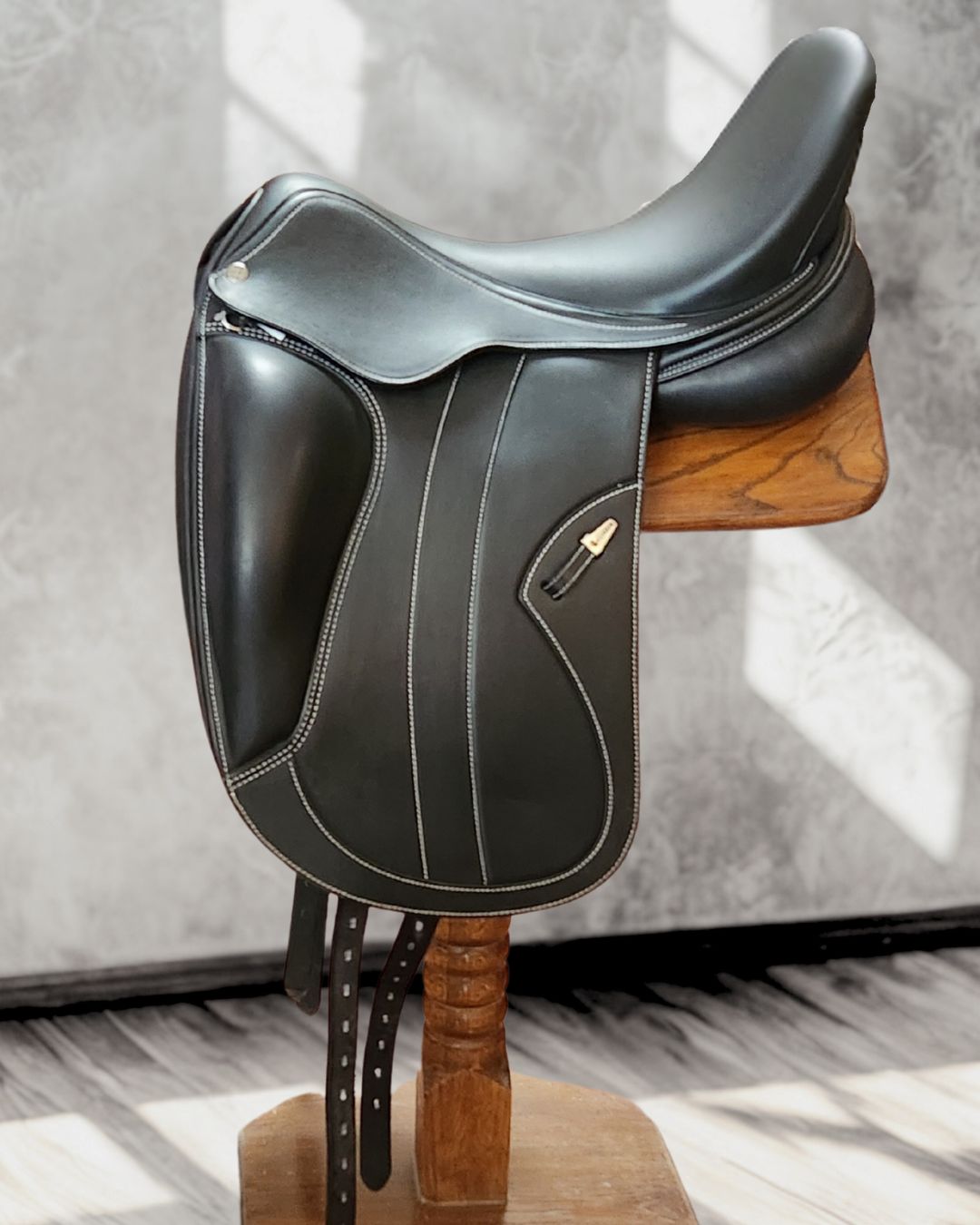 Equipe Kalifornia Custom Dressage Saddle - Size 17.5 Medium for English Riding & Horse Training | Premium Leather Equestrian Saddle for Dressage Competitions & Professional Riders
