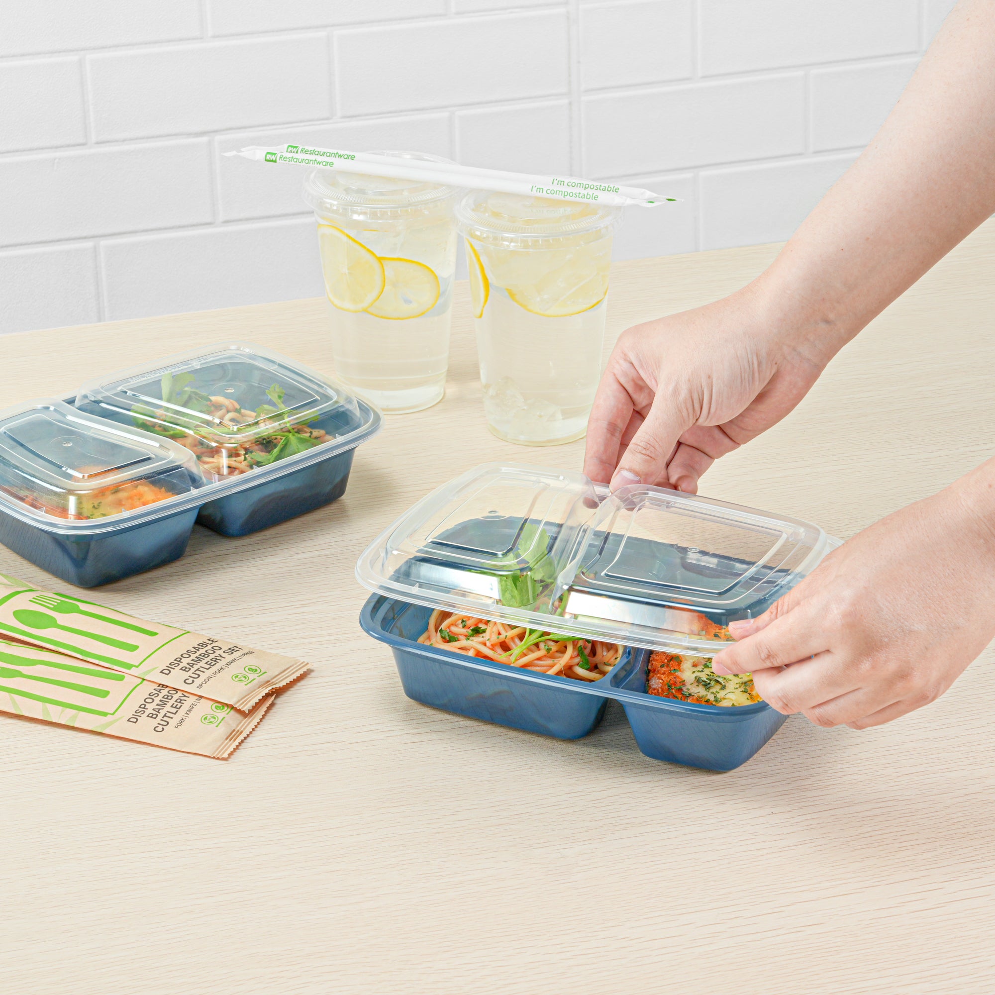 32 oz Midnight Blue Plastic 2-Compartment Food Storage Containers with Clear Lids - Microwave Safe, 8.75