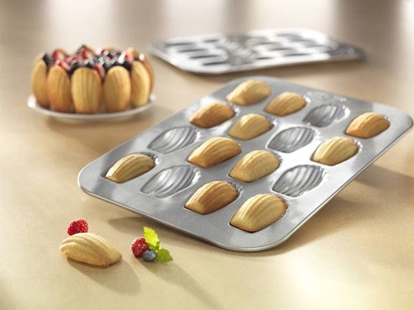USA Pan 16 Well Non-Stick Madeleine Pan - Professional French Shell-Shaped Baking Mold for Home Bakers & Pastry Chefs - Perfect for Tea Time, Holiday Treats & Gift Giving