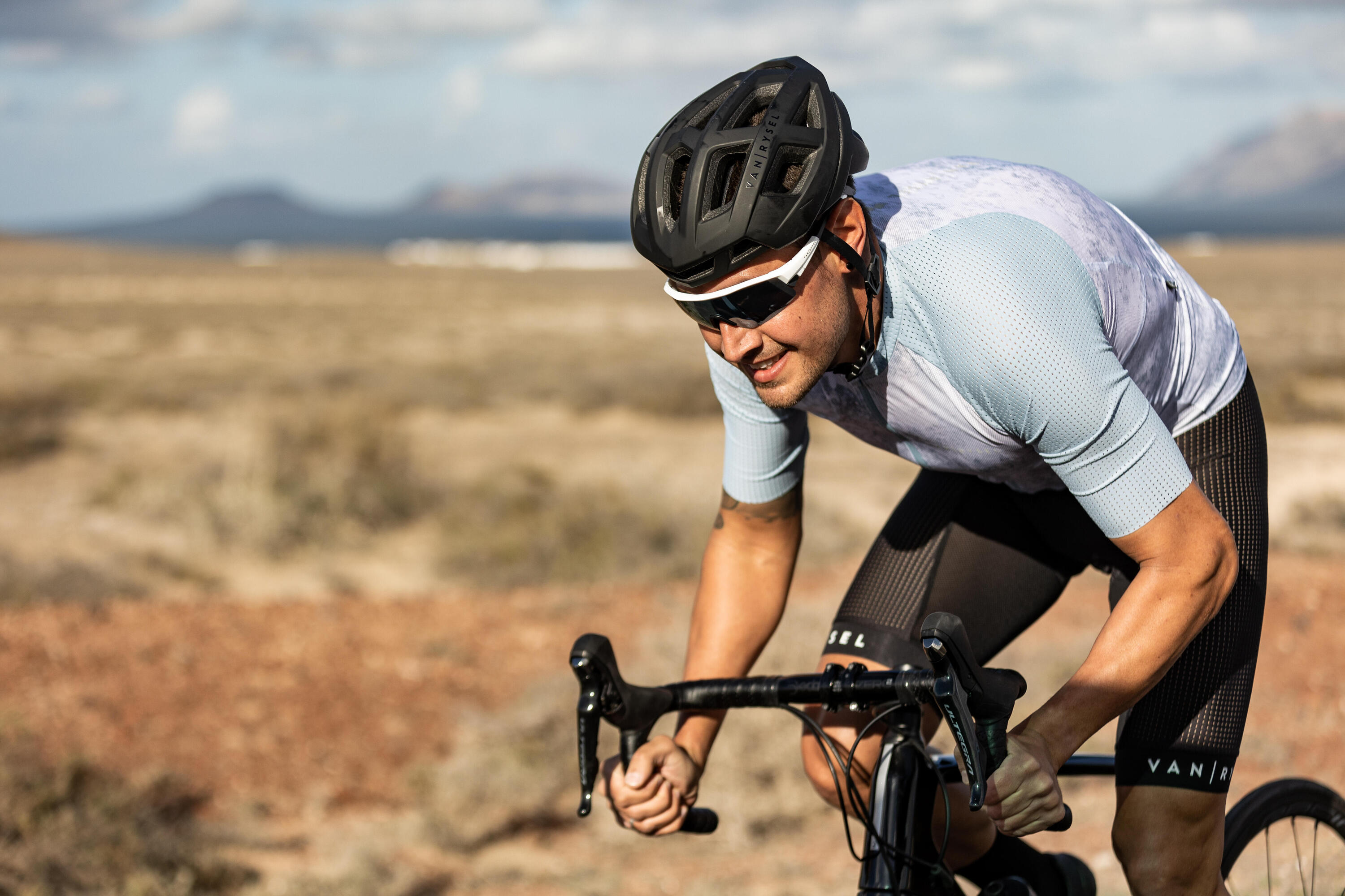 Van Rysel EDR CF Ultegra Disc Road Bike - Lightweight Carbon Fiber Racing Bicycle with Shimano Ultegra Groupset | Perfect for Competitive Cycling, Endurance Rides & Road Racing
