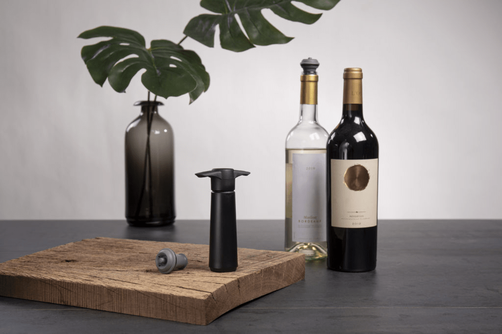 Vacu Vin Wine Saver Gift Set - Black (1 Vacuum Pump + 2 Stoppers) | Preserve Wine Freshness | Perfect for Home Bars, Parties & Wine Enthusiasts