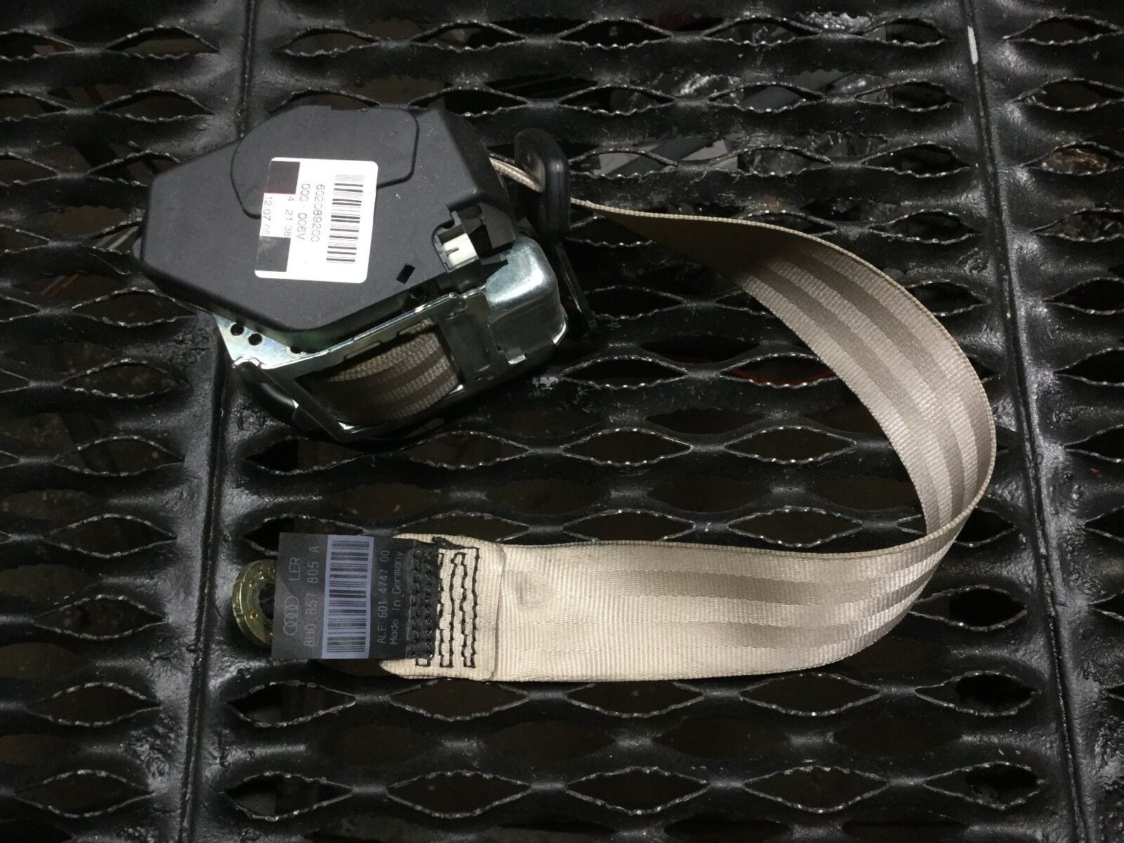 2003-2006 Audi A4 B6 Rear Right Seat Belt Retractor OEM Replacement Part - Perfect for Car Safety Repairs & Restoration Projects