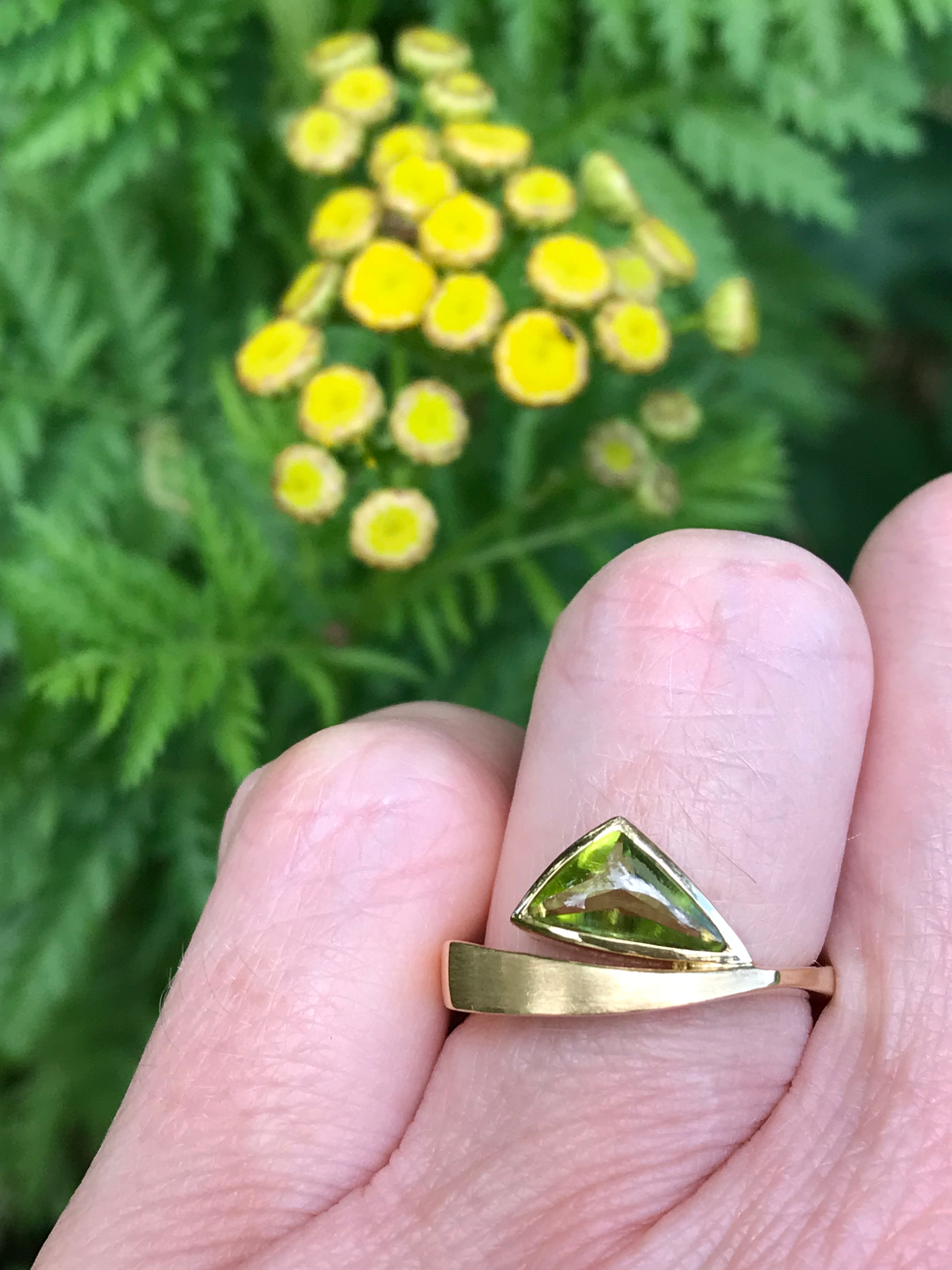 18ct Yellow Gold Triangular Peridot Ring for Women - Elegant Green Gemstone Jewelry for Engagement, Anniversary & Special Occasions