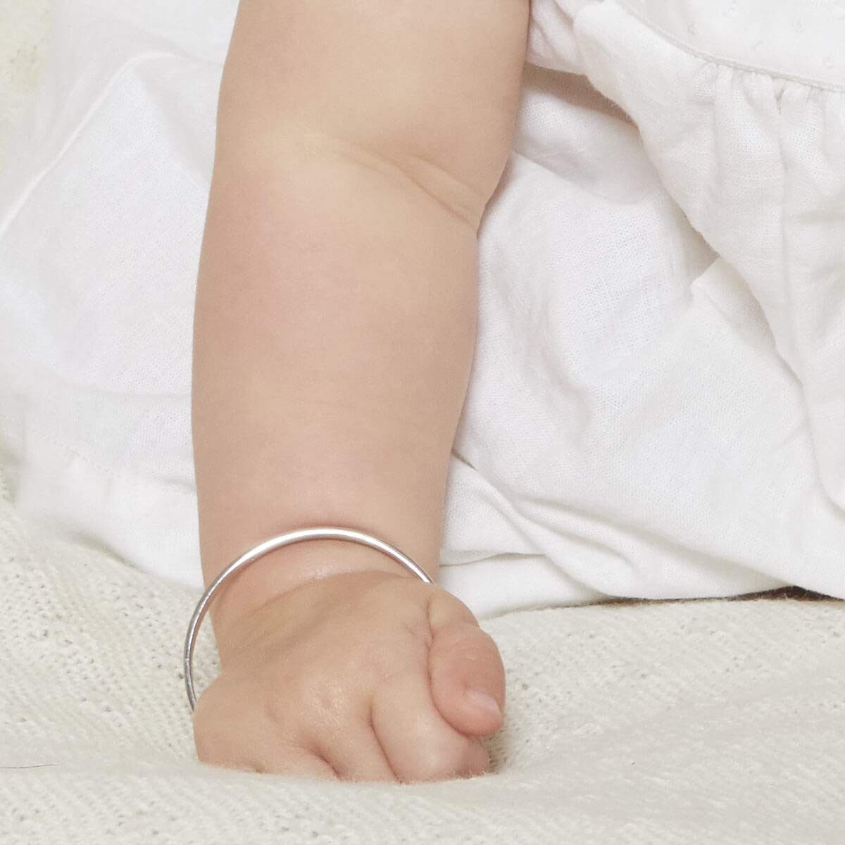 Personalized Sterling Silver Expandable Baby Bangle with May Emerald Birthstone – Baptism Jewelry, Baby Keepsake & Newborn Gift for Baby Shower, Christening & Birthday Celebrations | Perfect for Special Occasions & Photo Shoots