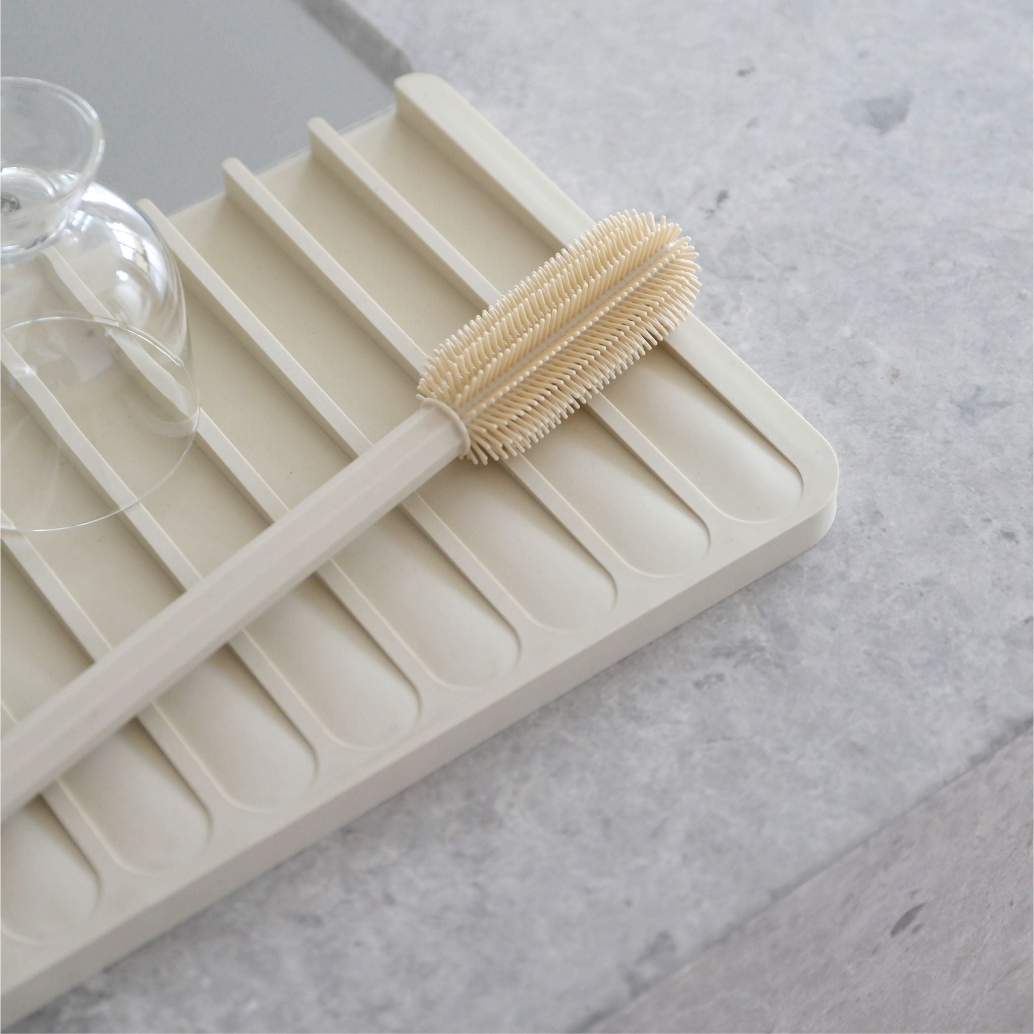 DESIGNSTUFF Bottle Brush with Sand - Long Handle Cleaning Brush for Narrow Bottles, Vases & Tubes - Perfect for Home, Kitchen, Baby Bottles & Laboratory Use