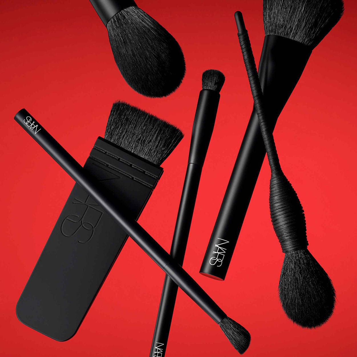 #26 Professional Push Eyeliner Brush - Precise Liquid & Gel Eyeliner Applicator - Perfect for Winged Liner, Smokey Eyes & Makeup Artistry - Ideal for Home Use, Salon Professionals & Travel Makeup Kit