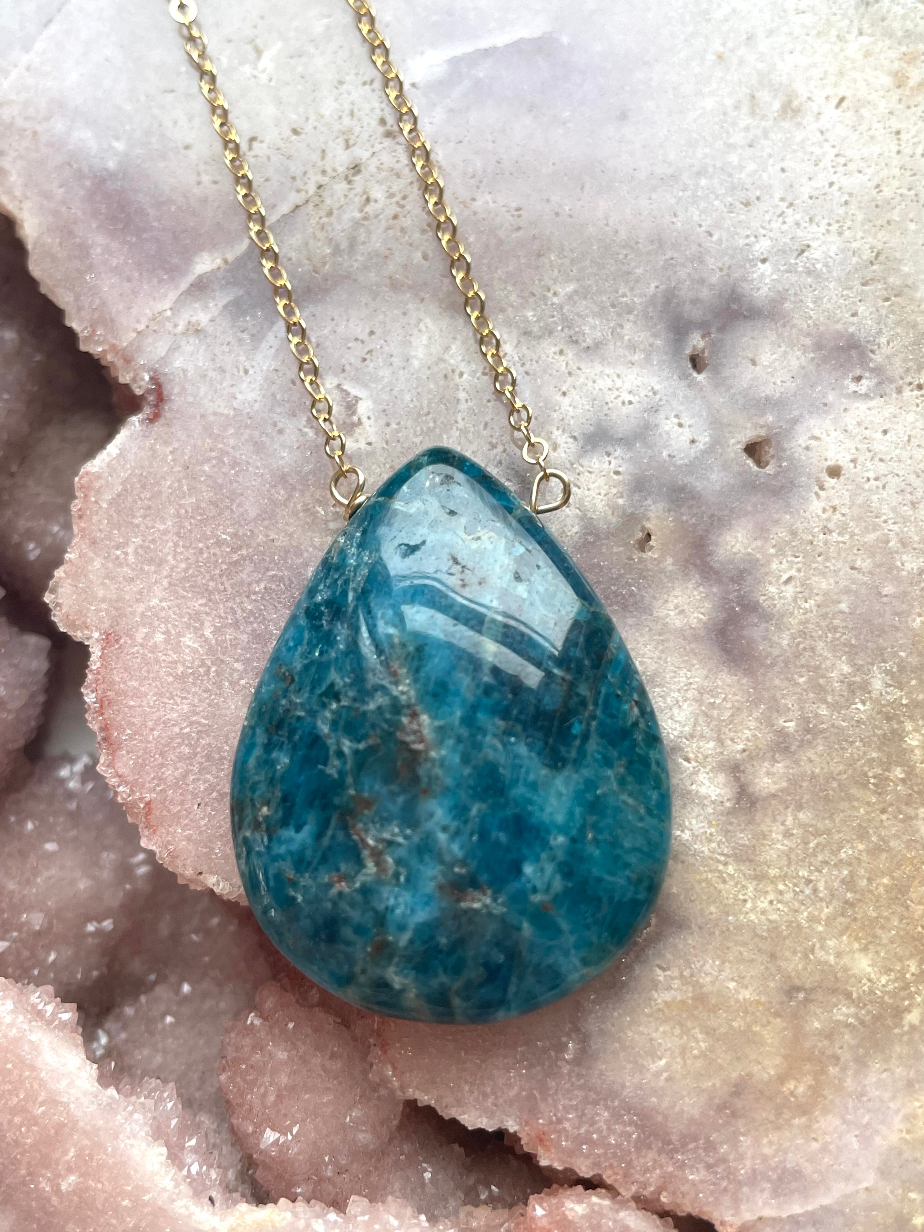 Natural Apatite Gemstone Pendant Necklace for Women - Elegant Healing Crystal Jewelry Gift for Birthday, Meditation & Spiritual Energy