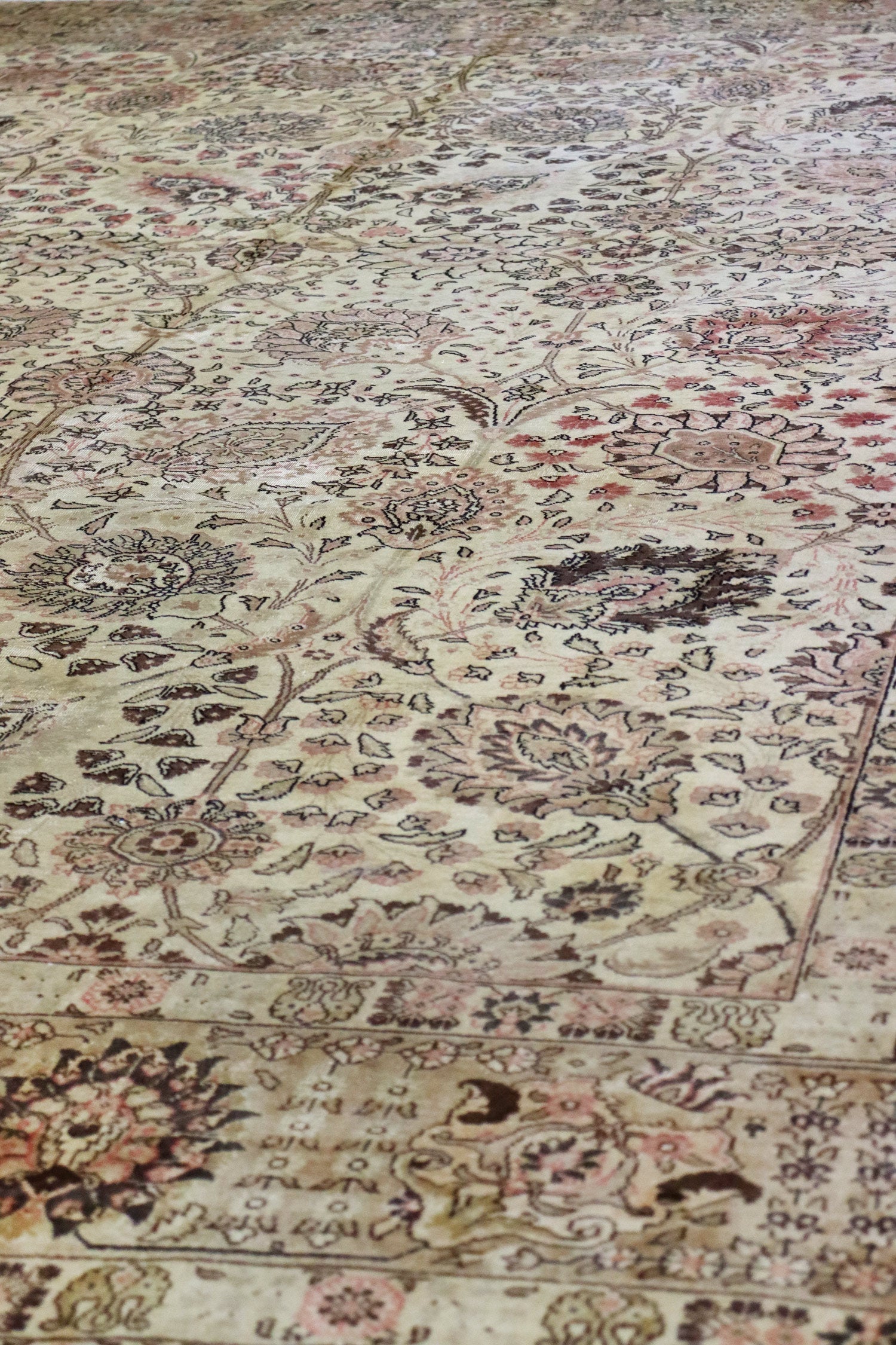 Handwoven Antique Tabriz Traditional Persian Rug - J65484 - Perfect for Living Room, Bedroom & Office Decor