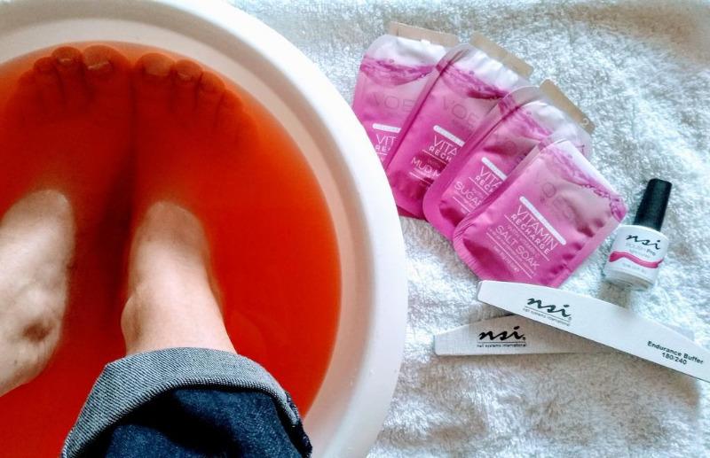 Voesh Pedi in a Box Vitamin Recharge Foot Treatment Kit - Exfoliating & Moisturizing Foot Care for Soft Smooth Feet - Perfect for At-Home Spa, Relaxation & Self-Care Routine