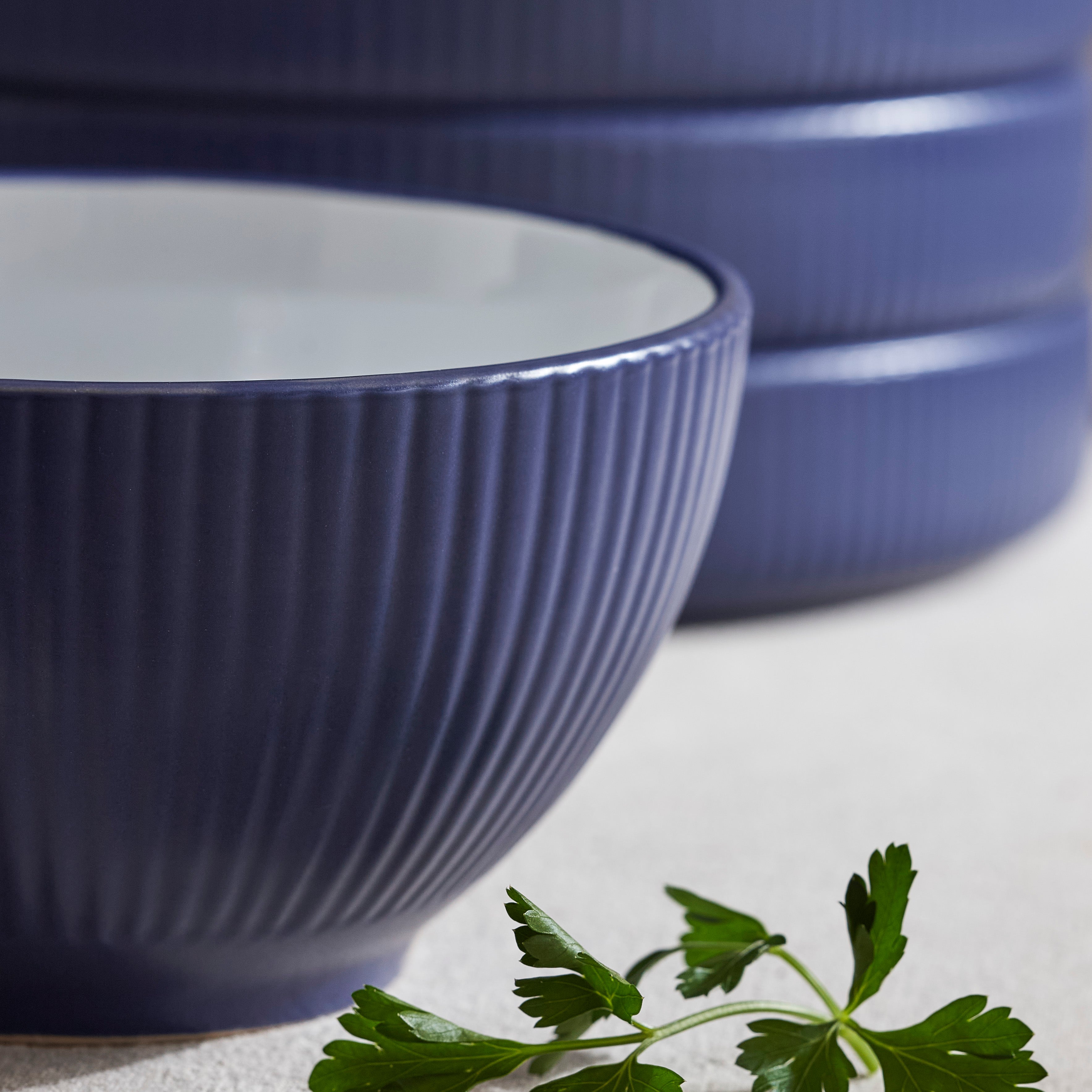Premium Larosso Stoneware Dinnerware Set - 16-Piece Dark Blue & White Porcelain Plates, Bowls, Mugs - Elegant & Durable for Everyday Dining, Dinner Parties & Restaurant Use