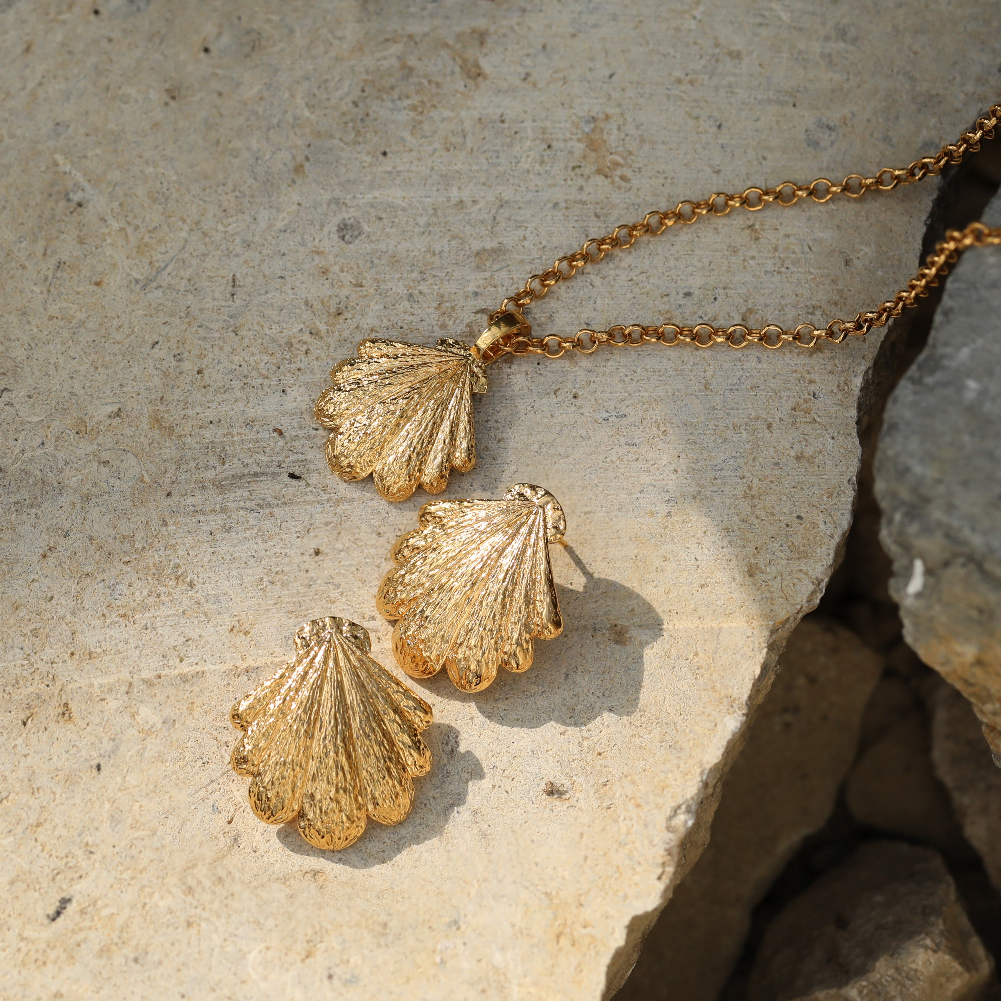 Luxury Shell Pendant Necklace for Women - Elegant Beach Jewelry Gift for Her - Perfect for Summer Vacations, Beach Weddings & Boho Fashion