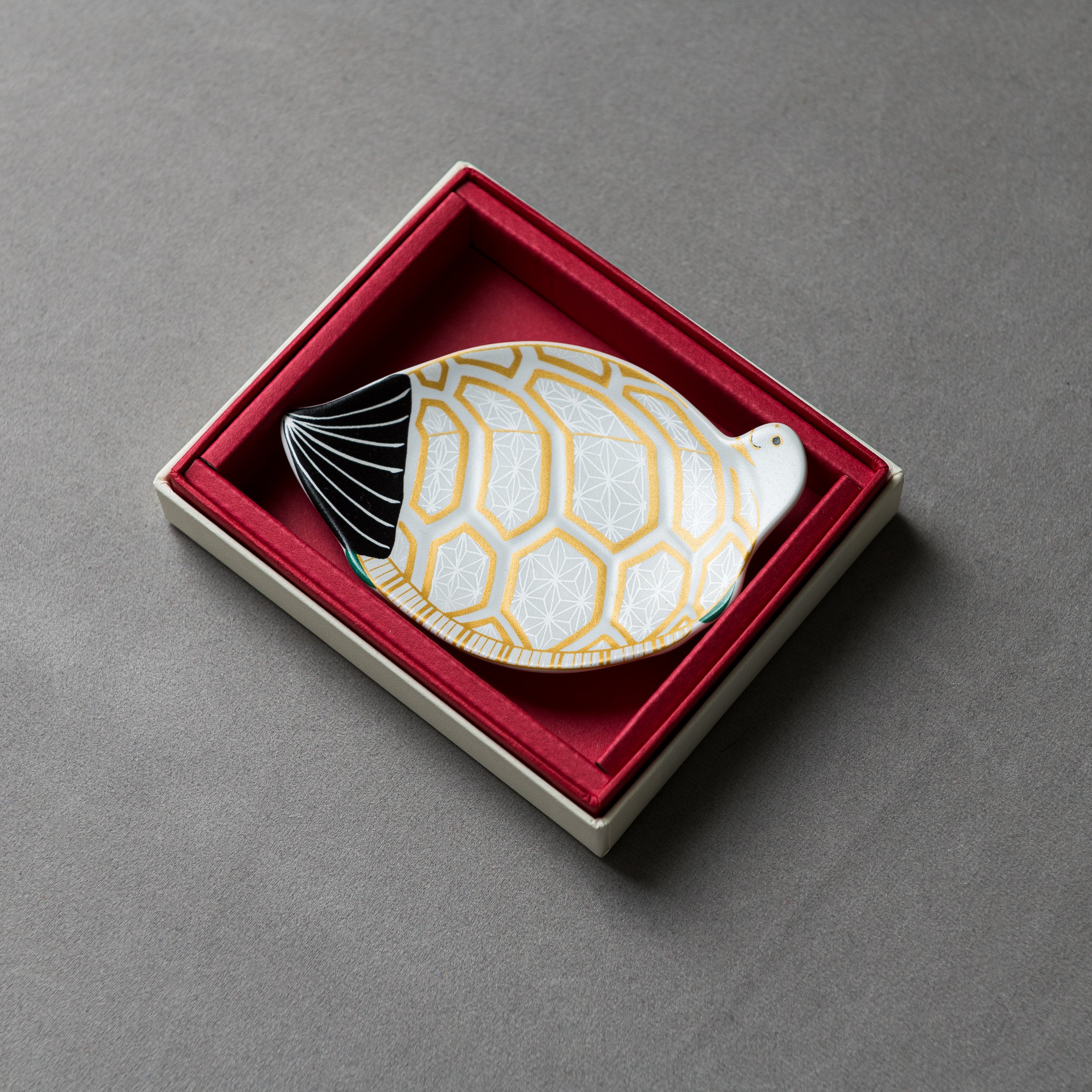 Arita Ware Single Plate Gift Box - 10 cm Crane or Tortoise Design - Japanese Porcelain Small Dish for Sushi, Desserts & Gifts