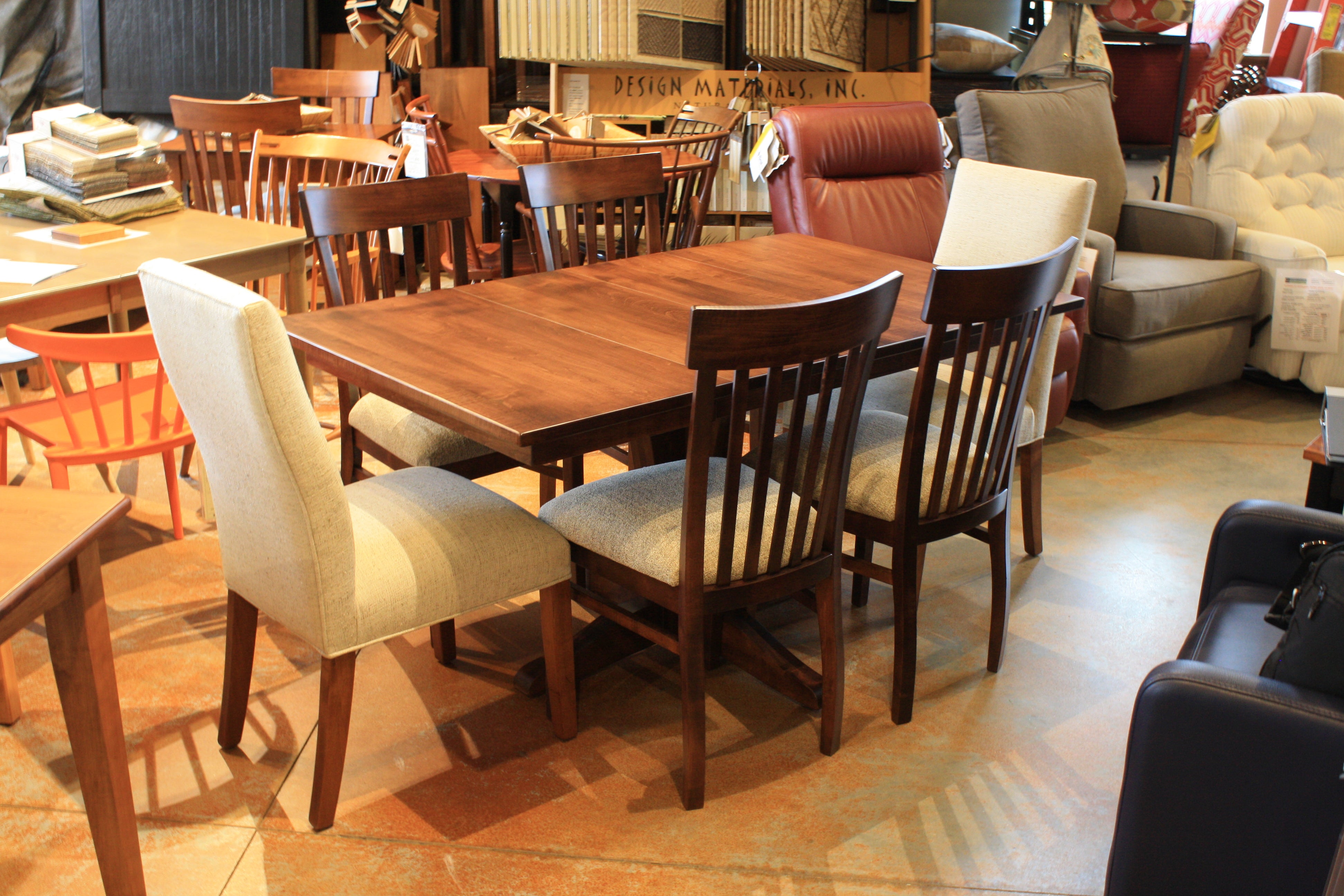 Vintage Single Pedestal Compact Extension Dining Table - Space-Saving Expandable Table for Small Dining Rooms, Kitchens & Apartments