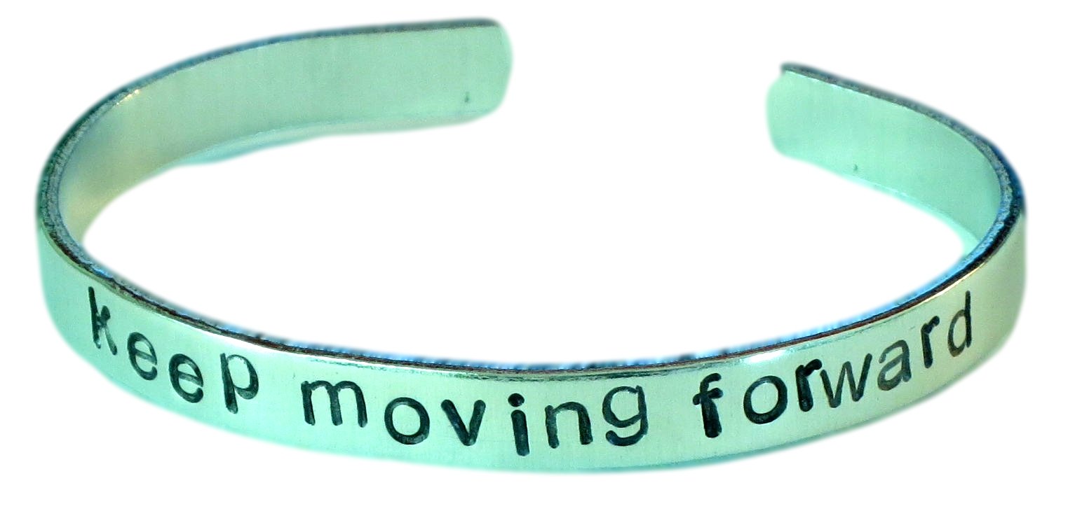 Inspirational Aluminum Cuff Bracelet for Men & Women - Motivational 'Keep Moving Forward' Engraved Bangle - Perfect for Daily Wear, Gifts & Special Occasions