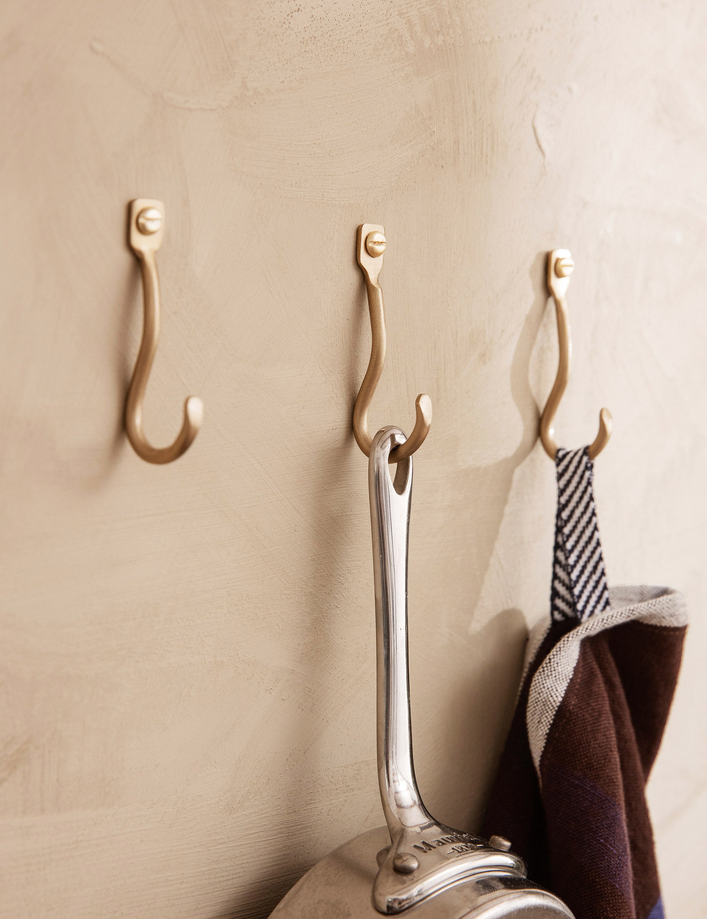 Ferm Living Curved Wall Hooks Set of 3 - Modern Minimalist Wall Organizer for Keys, Hats & Coats - Perfect for Entryway, Bedroom & Bathroom Organization