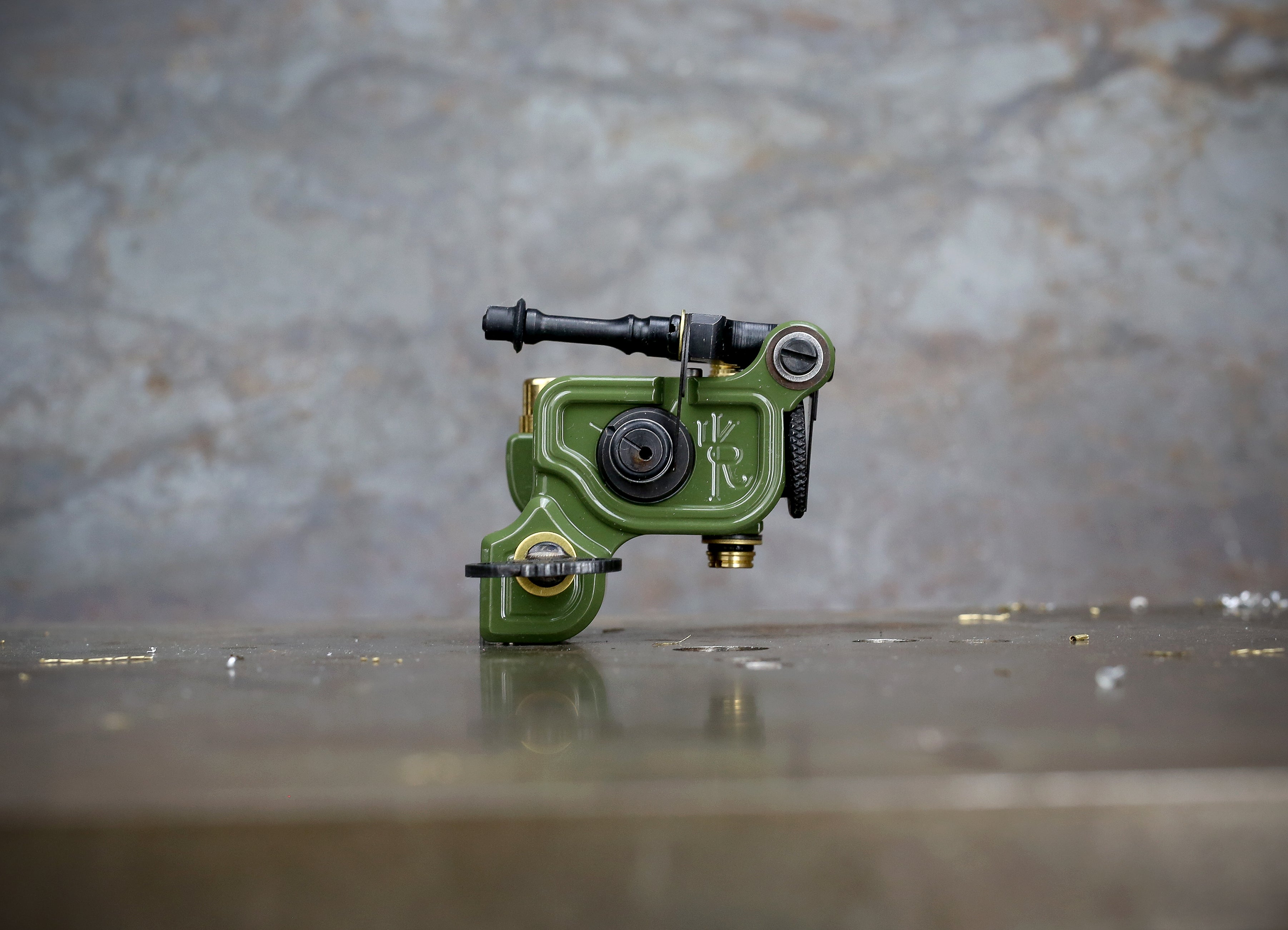 Dan Kubin Sidewinder 46er Featherweight Tattoo Machine - Olive x Olive Aluminum RCA with Clip Cord | Professional Tattoo Equipment for Artists & Beginners | Perfect for Lining, Shading & Detailed Work