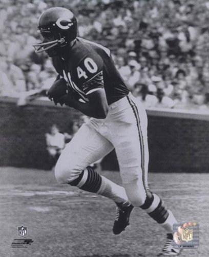 Gale Sayers Running Sports Photo - 8x10 Inch Football Memorabilia - Perfect for Sports Fans, Man Cave Decor & NFL Collectibles
