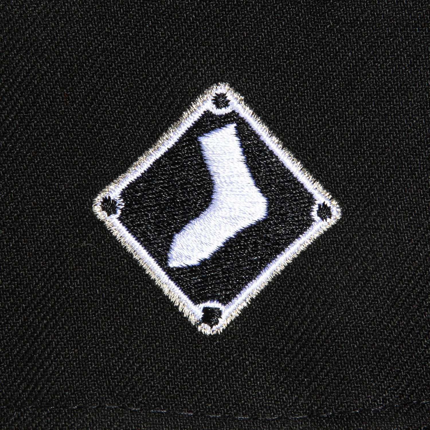 New Era 59Fifty Chicago White Sox Alternate Logo Patch Hat - Black & Metallic Silver Baseball Cap for Men | Official MLB Licensed Snapback | Game Day, Streetwear & Casual Outfits