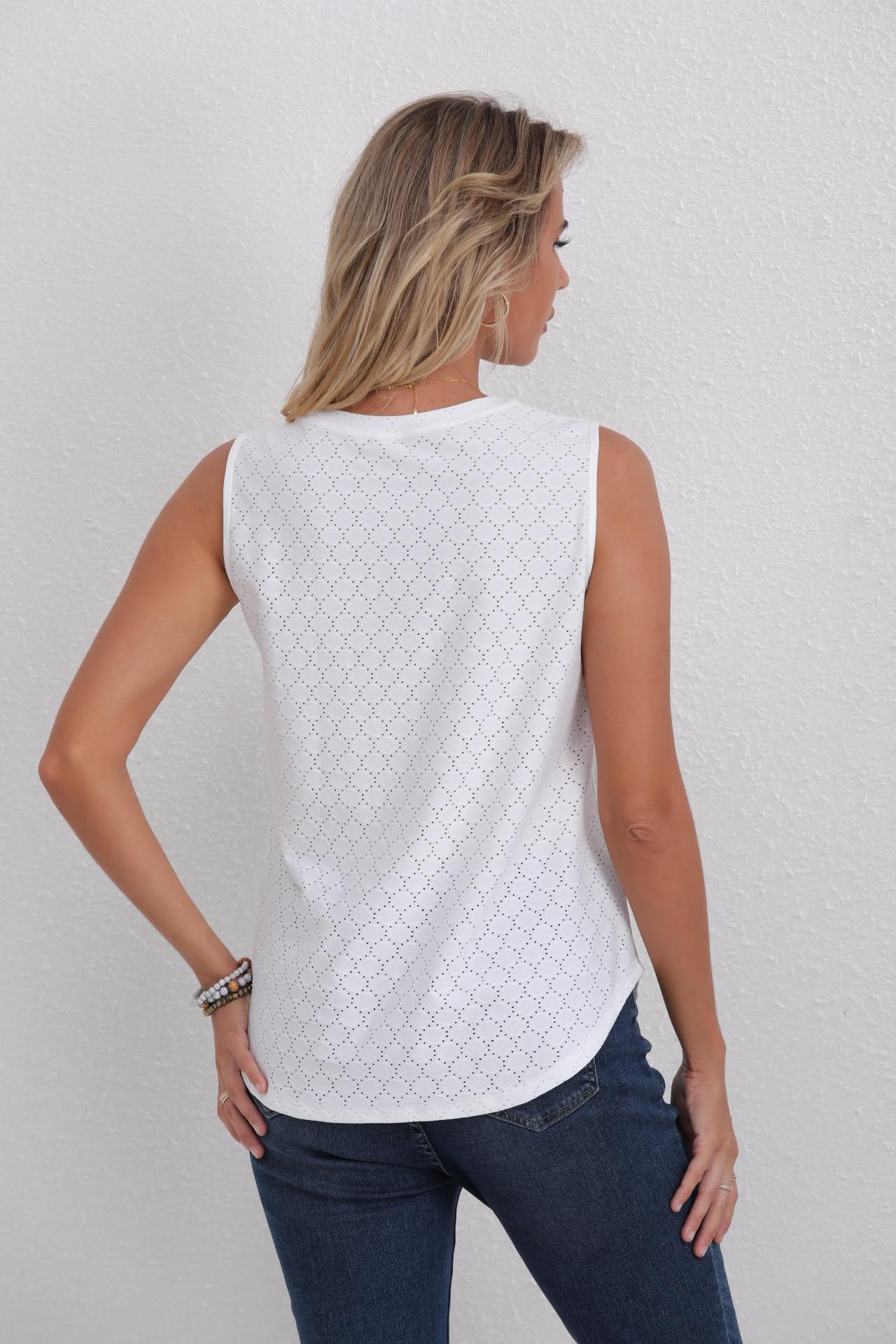 Women's Fashion Tank Tops - Crewneck Loose Fit Basic Y2K Style Sleeveless Shirts for Summer 2024 | Casual Going Out & Everyday Wear | Perfect for Beach, Gym, and Street Style Outfits
