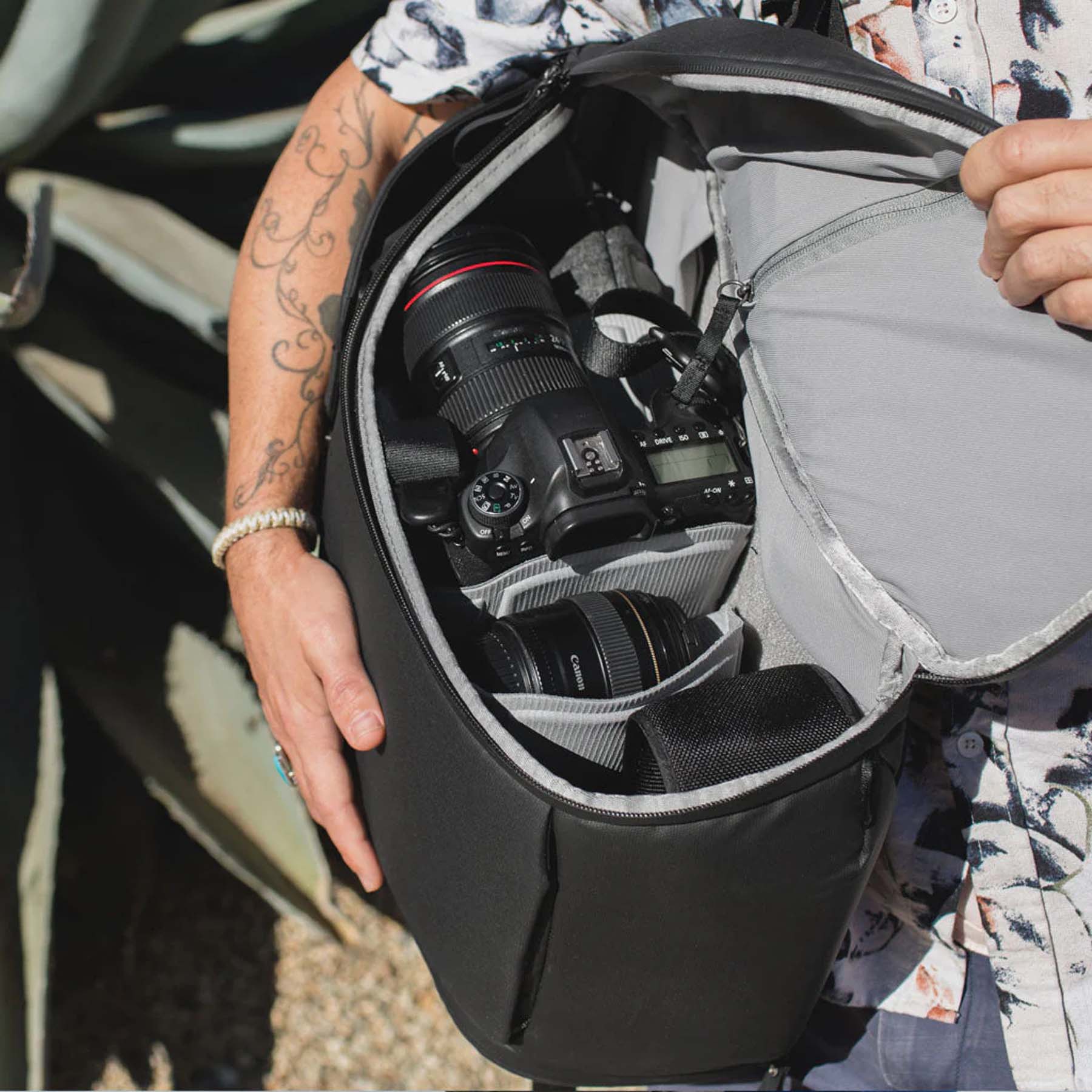 Peak Design Everyday Backpack 20L - Durable Camera & Travel Backpack for Photographers - Waterproof Laptop Bag with Customizable Storage - Perfect for Commuting, Hiking & Urban Adventures