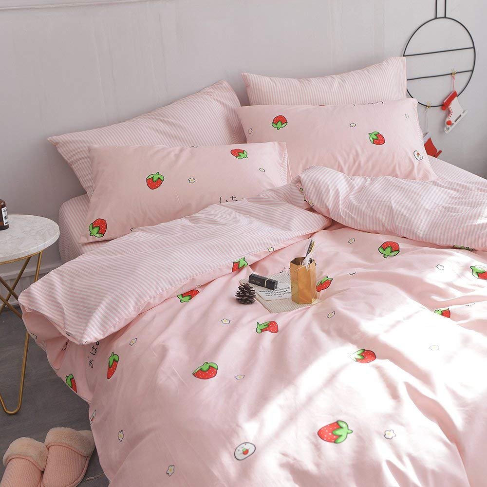 Soft Pink Anime Strawberry Duvet Cover Set for Kids & Adults - 100% Cotton Queen Size Bedding with Zipper Closure (3pc: 1 Quilt Cover + 2 Pillowcases) - Cute Kawaii Room Decor for Girls' Bedroom & Dorm
